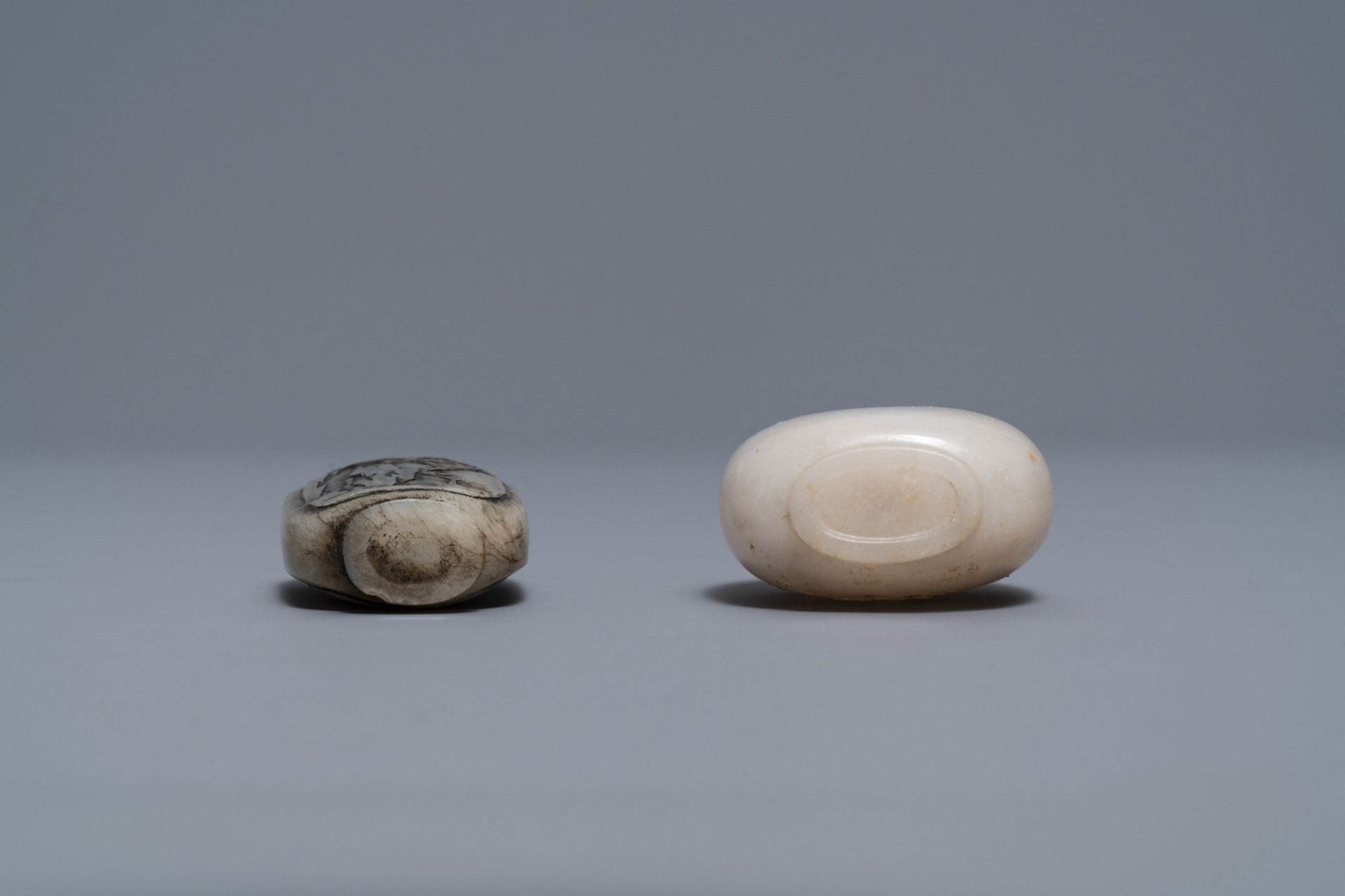 Three Chinese greyish white and black and white jade snuff bottles, 19/20th C. - Image 5 of 9