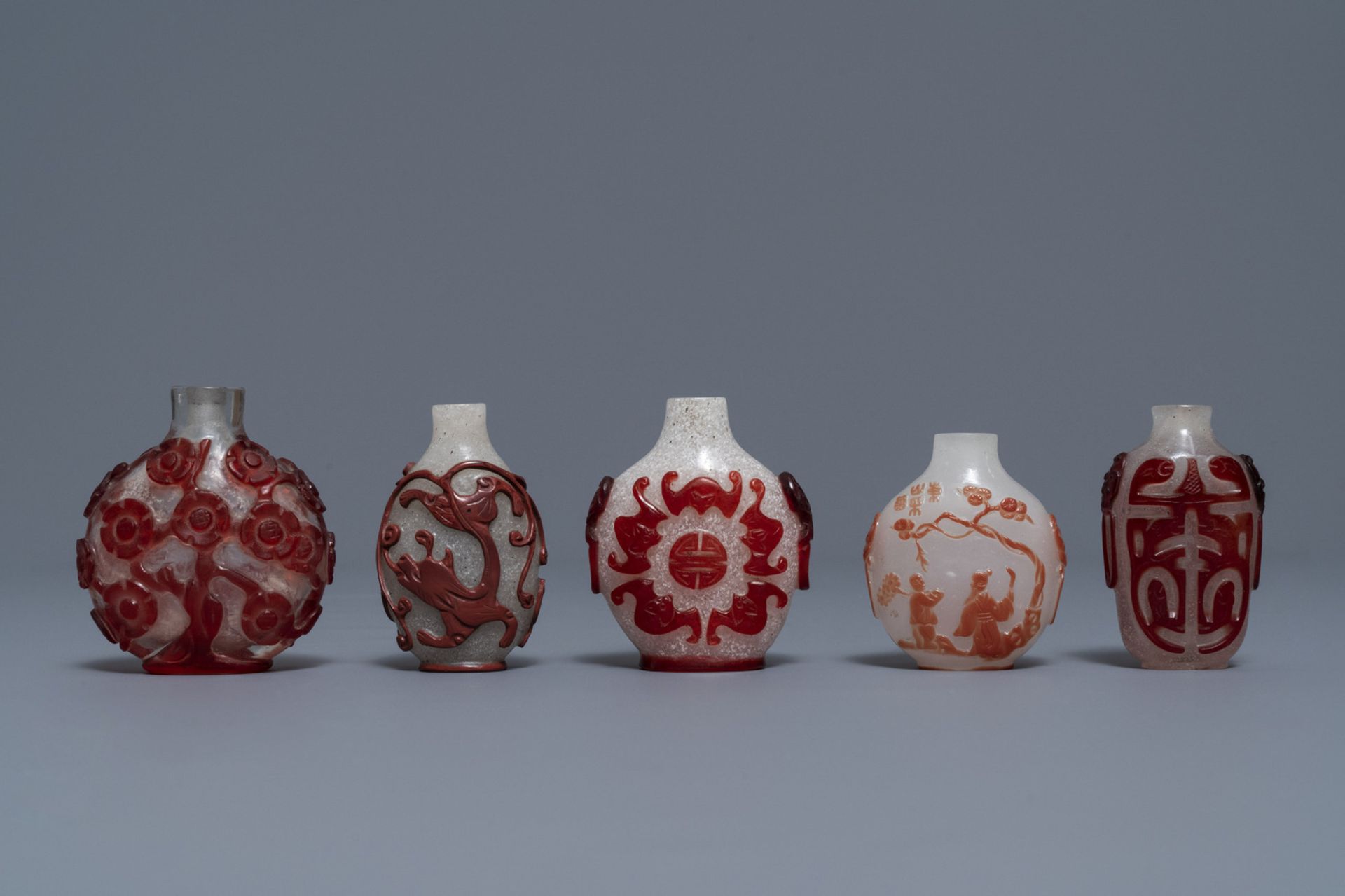 Ten Chinese red overlay, snowflake and transparent glass snuff bottles, 18/20th C. - Image 6 of 9