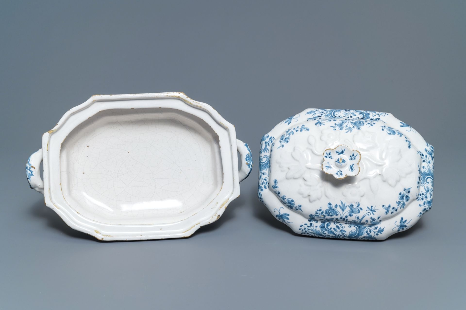 A blue and white Brussels faience tureen and cover, 18th C. - Image 6 of 7