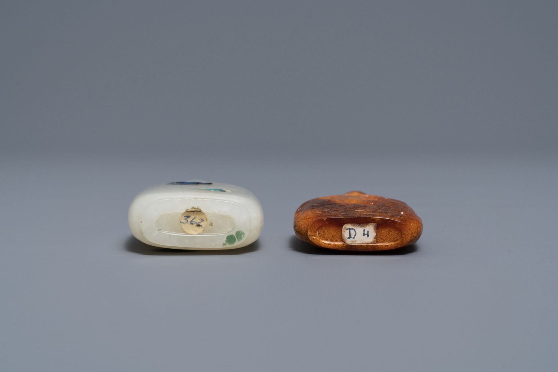 Two Chinese hardstone-embellished white jade and carved amber snuff bottles,18/19th C. - Image 4 of 4