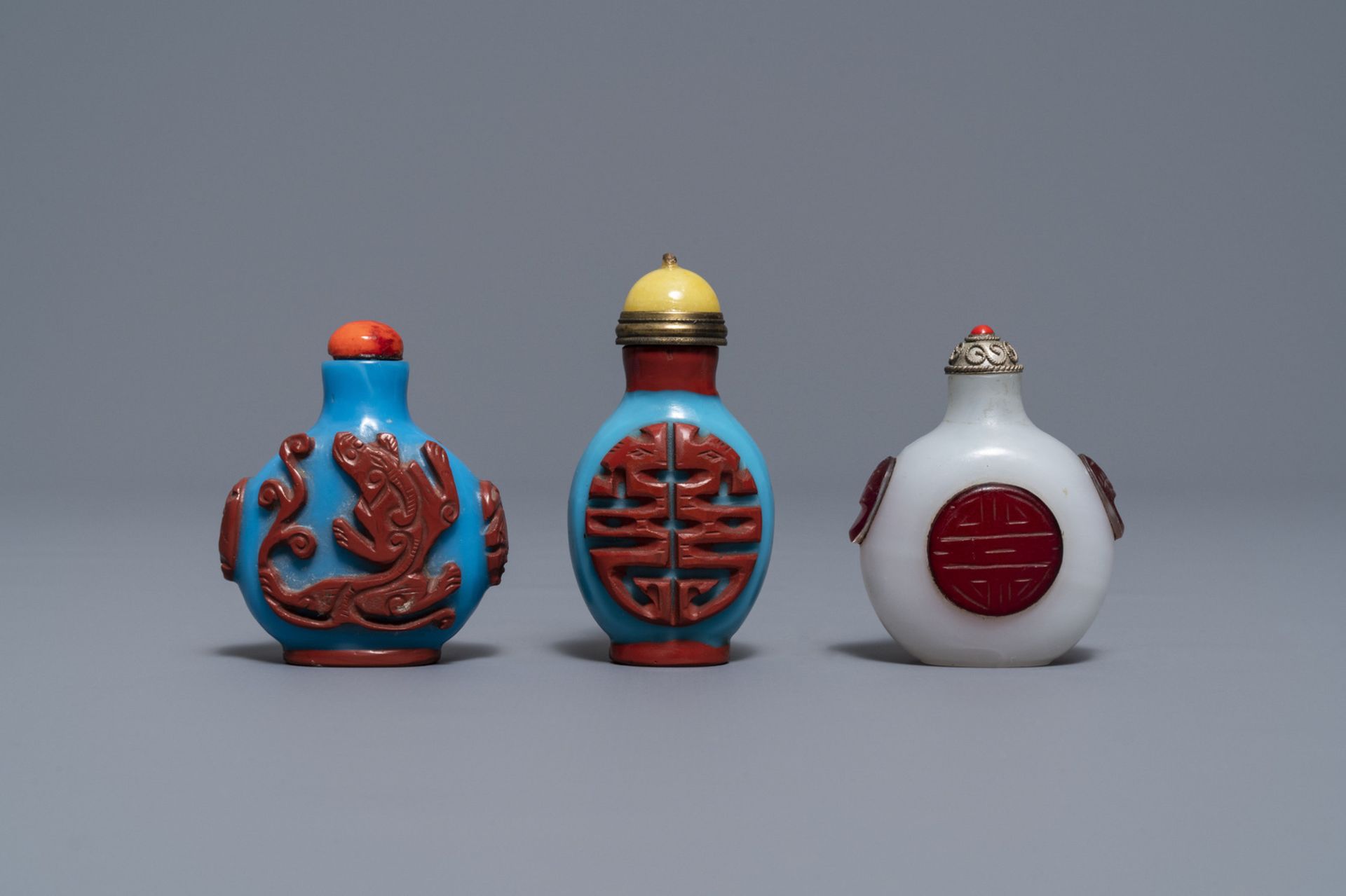 Six Chinese overlay glass snuff bottles, 19/20th C. - Image 7 of 9