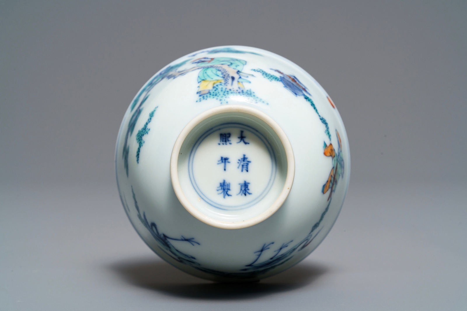 A Chinese doucai bowl with figures in a landscape, Kangxi mark, 19/20th C. - Image 6 of 7