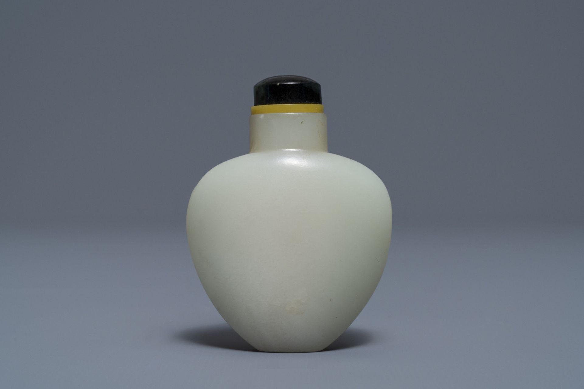 A Chinese pale celadon jade snuff bottle, 19th C. - Image 2 of 4