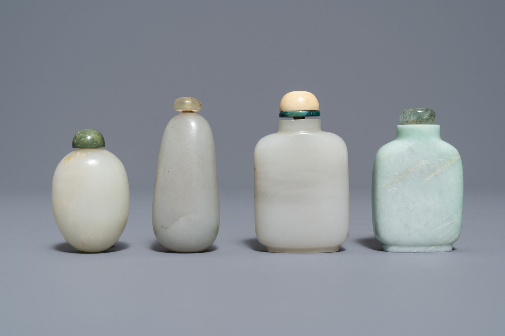 Four Chinese white and celadon jade snuff bottles, 19/20th C.