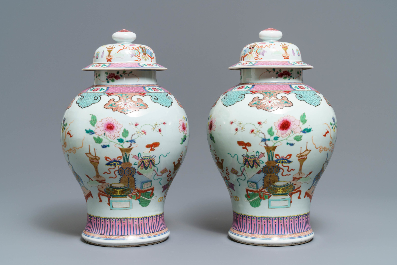 A pair of Chinese famille rose vases and covers with antiquities design, 18/19th C. - Image 2 of 6