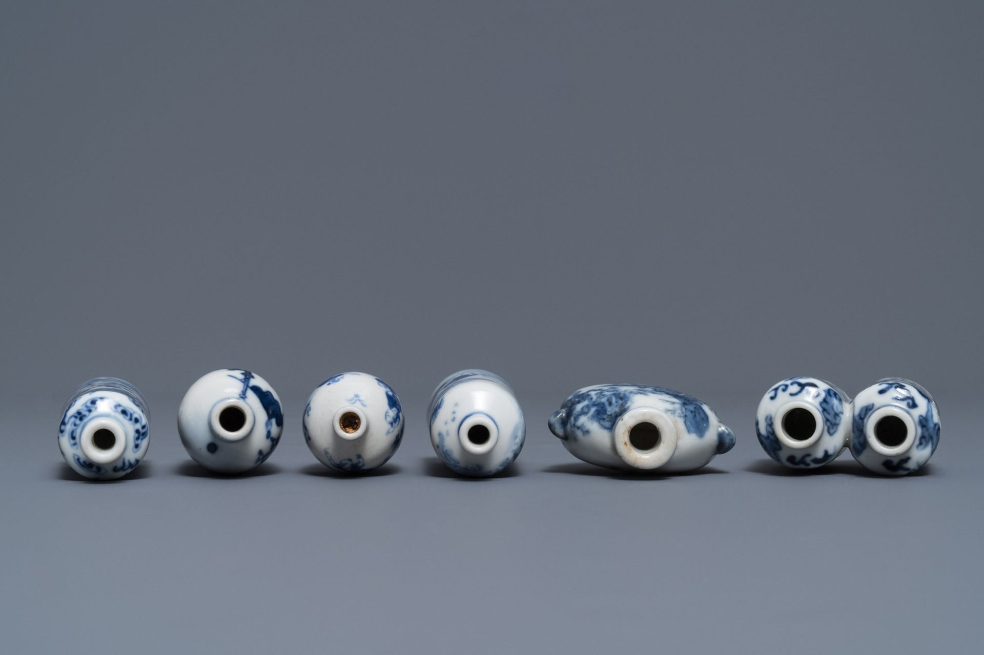 Six Chinese blue and white porcelain snuff bottles, 19/20th C. - Image 3 of 4
