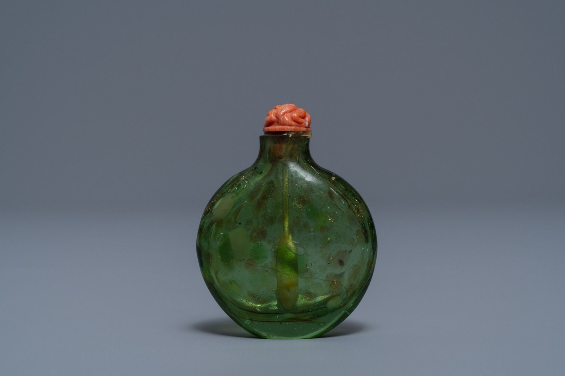 A Chinese biotite-sandwiched green glass snuff bottle, Imperial Glassworks, Beijing, 1720-1840 - Image 2 of 4