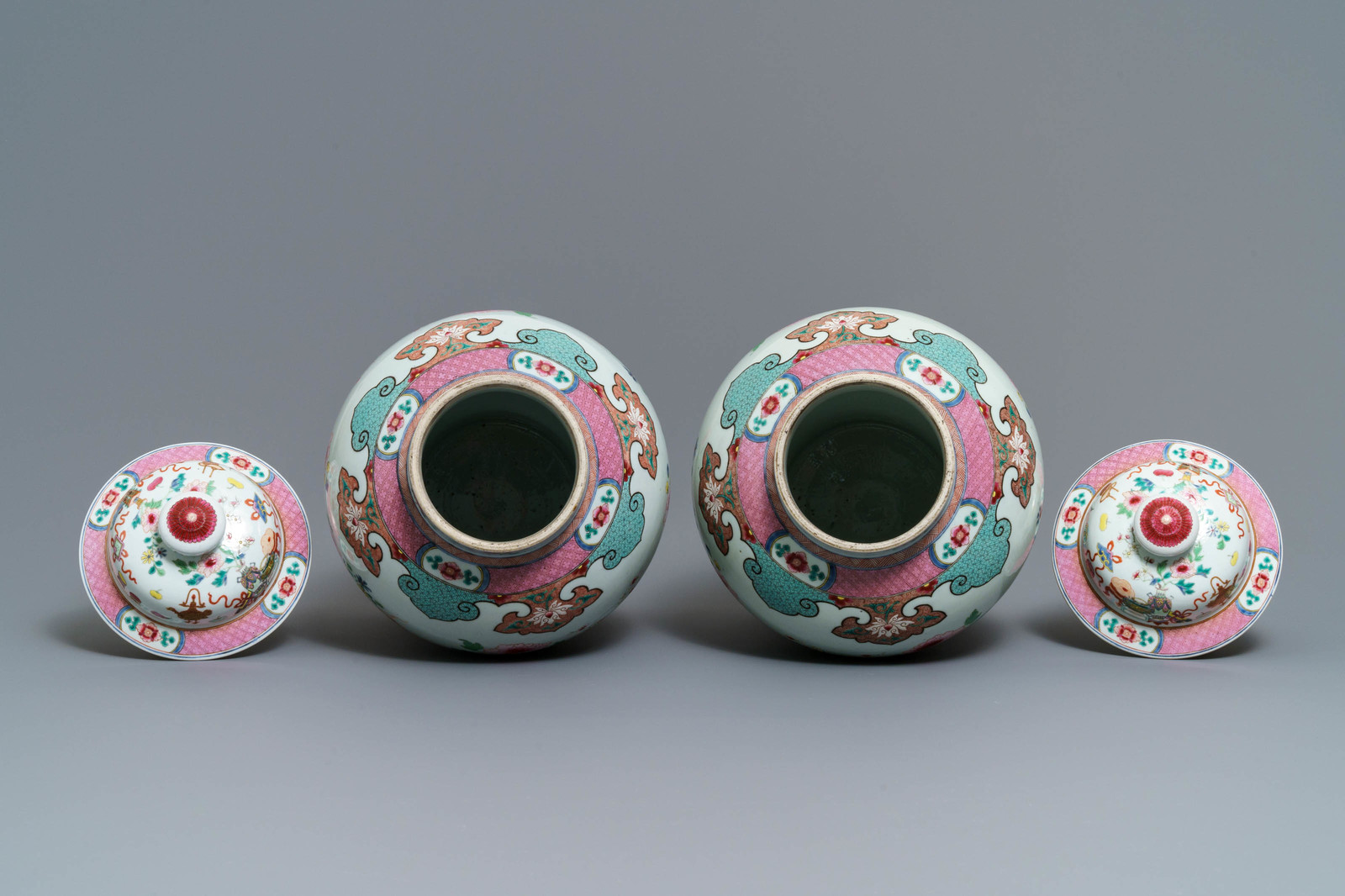 A pair of Chinese famille rose vases and covers with antiquities design, 18/19th C. - Image 5 of 6