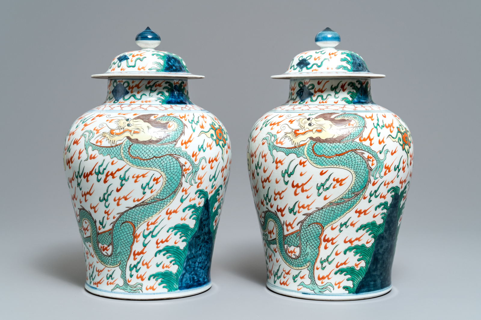 A pair of wucai-style vases and covers with dragons, Samson, Paris, 19th C - Image 2 of 8