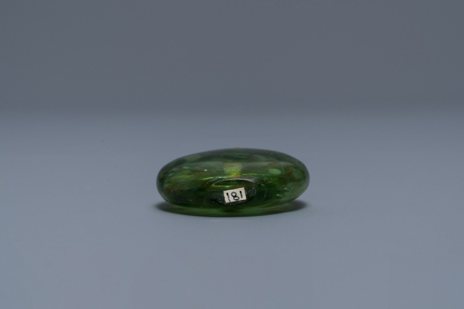 A Chinese biotite-sandwiched green glass snuff bottle, Imperial Glassworks, Beijing, 1720-1840 - Image 4 of 4