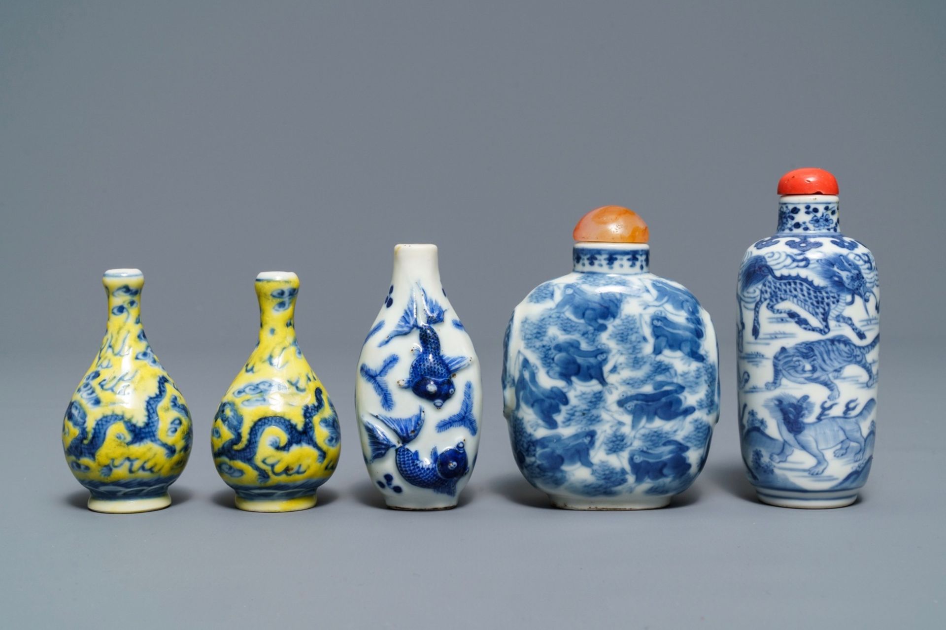 Five Chinese blue, white and yellow-ground porcelain snuff bottles, 19/20th C. - Image 2 of 7