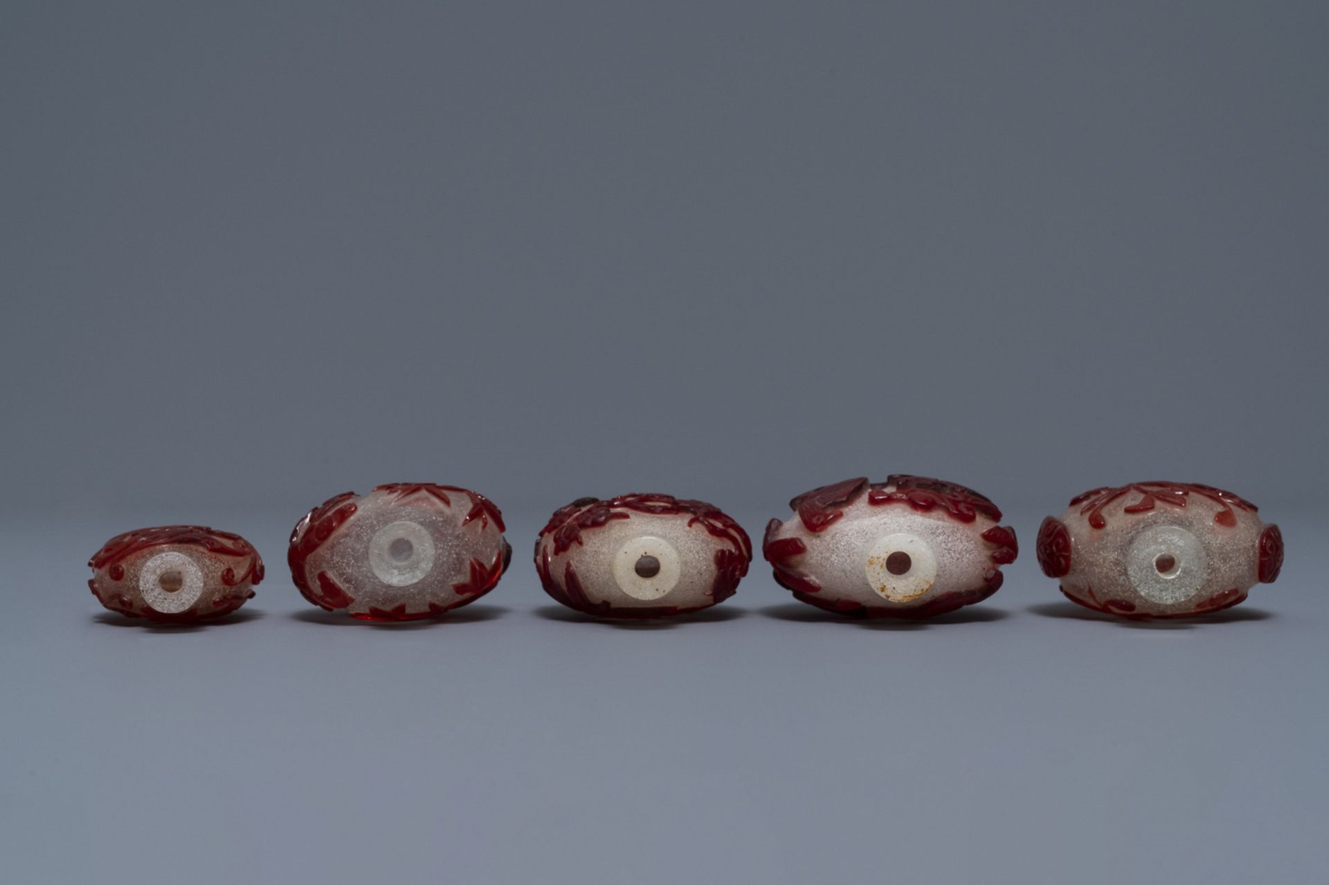 Five Chinese red overlay snowflake glass snuff bottles, 18/20th C. - Image 3 of 4