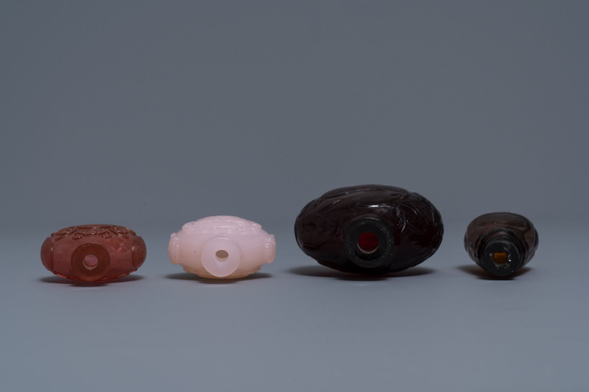 Four Chinese cherry red and pink glass snuff bottles, 19/20th C. - Image 3 of 4