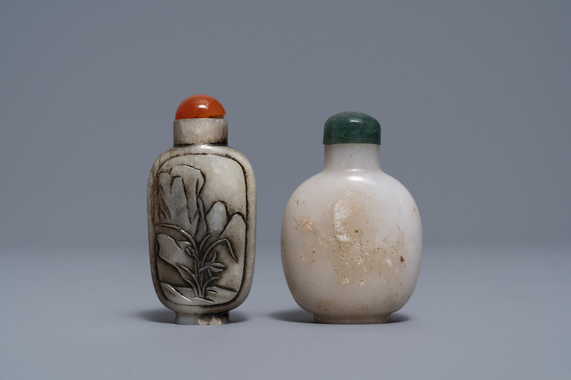 Three Chinese greyish white and black and white jade snuff bottles, 19/20th C. - Image 3 of 9