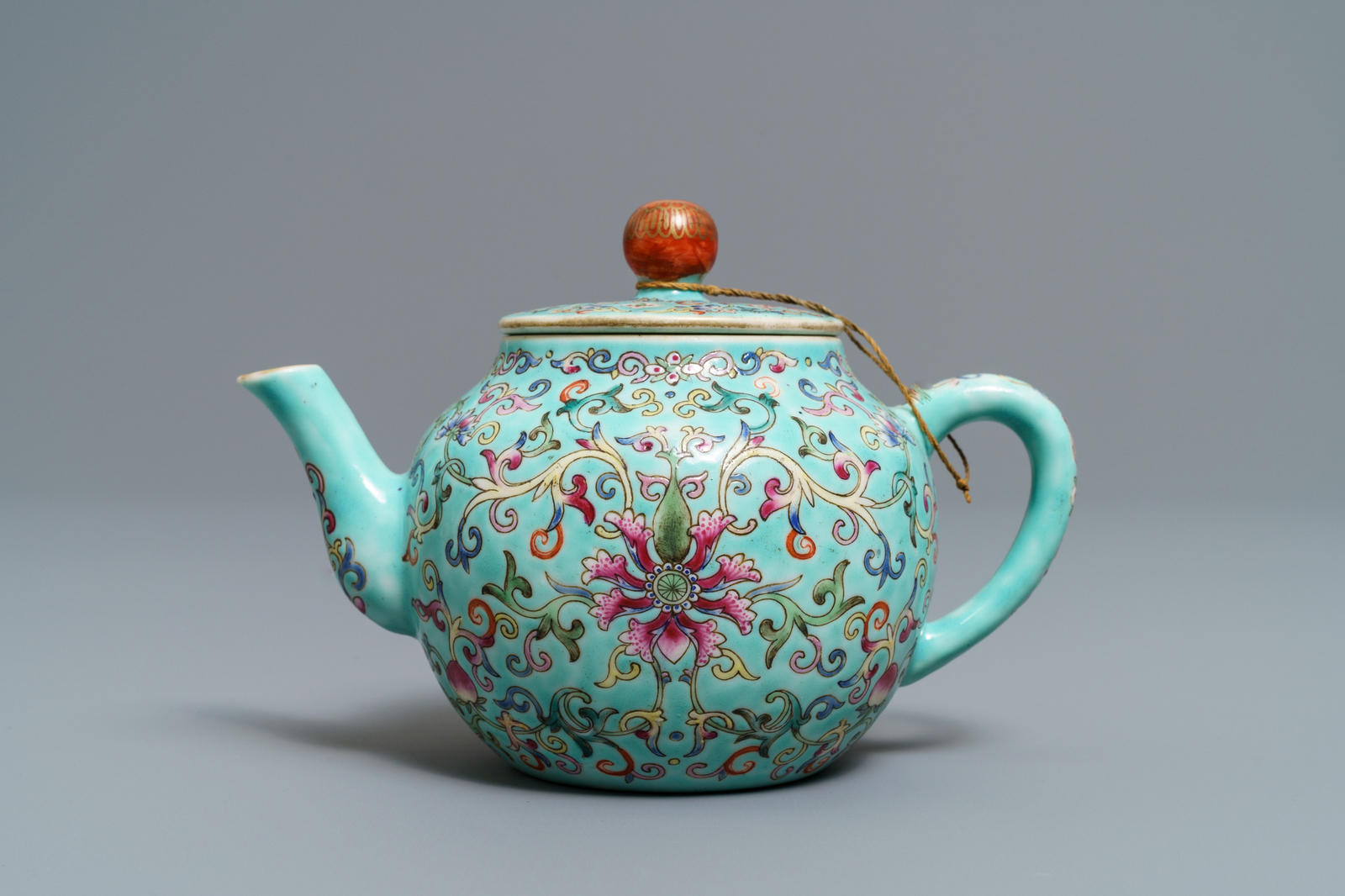 A Chinese turquoise-ground famille rose teapot, Jiaqing mark, Republic, 20th C. - Image 4 of 7