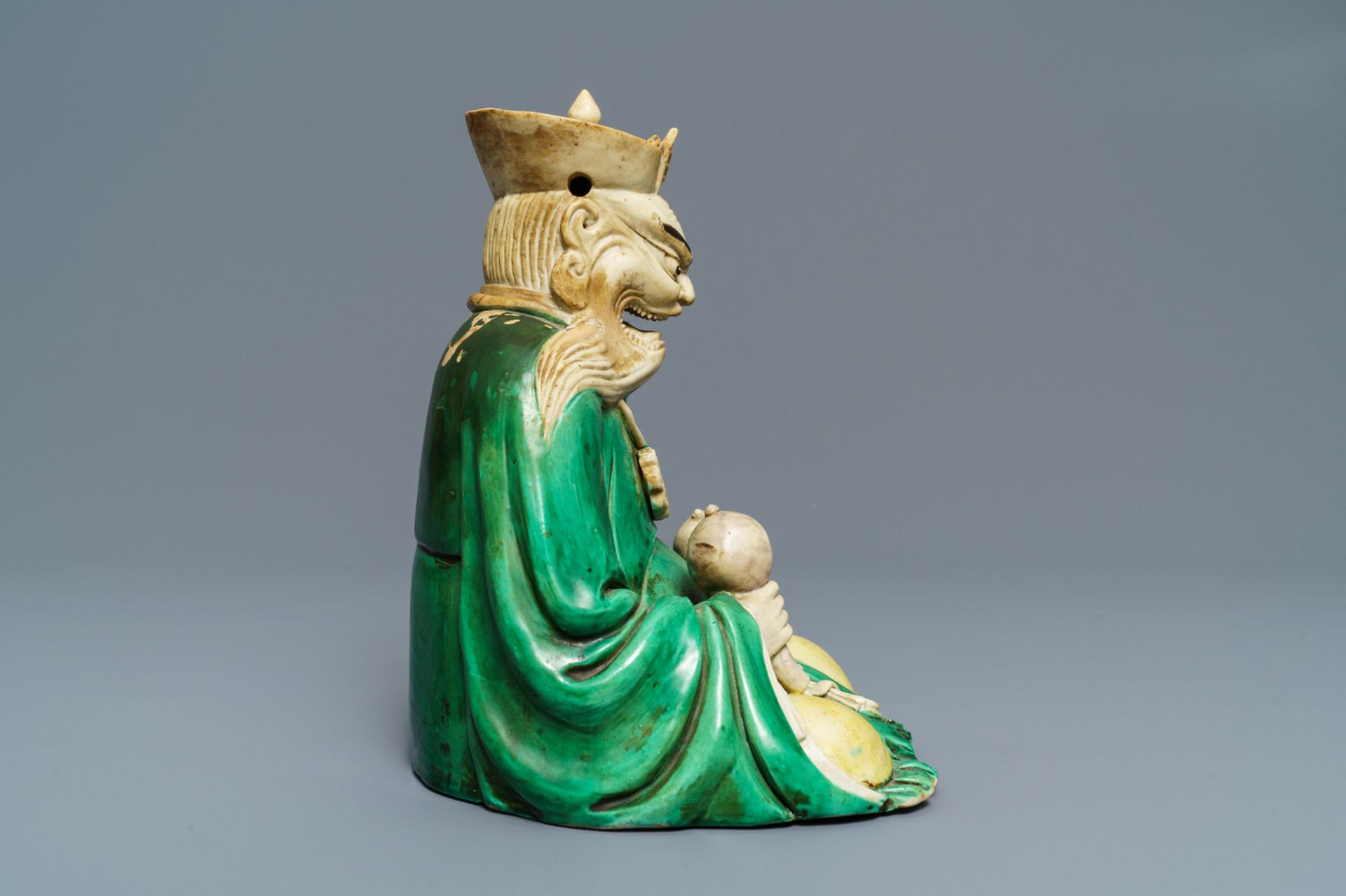 A Chinese verte biscuit figure of Yanluo, Kangxi - Image 2 of 5