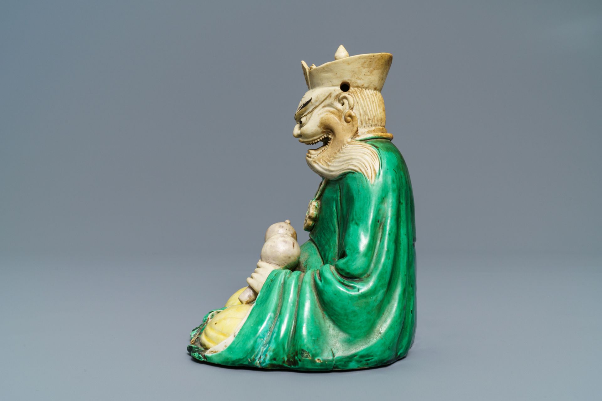 A Chinese verte biscuit figure of Yanluo, Kangxi - Image 4 of 5