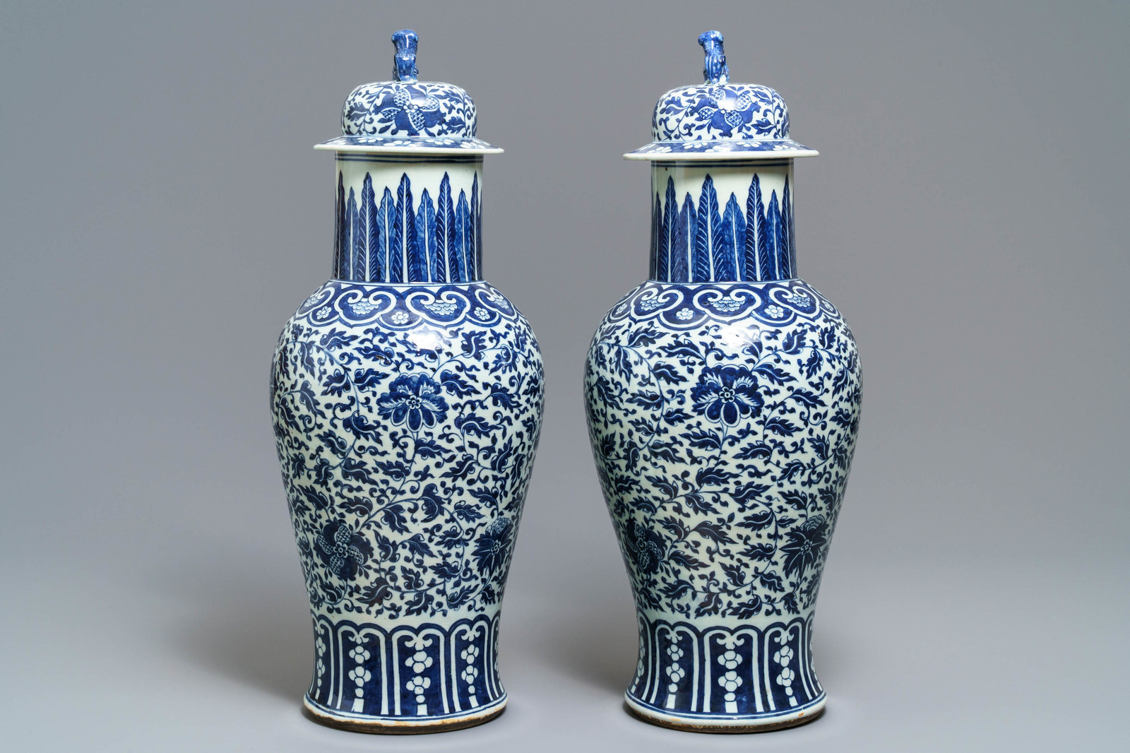 A pair of Chinese blue and white vases and covers with floral sprigs, 19th C. - Image 4 of 6