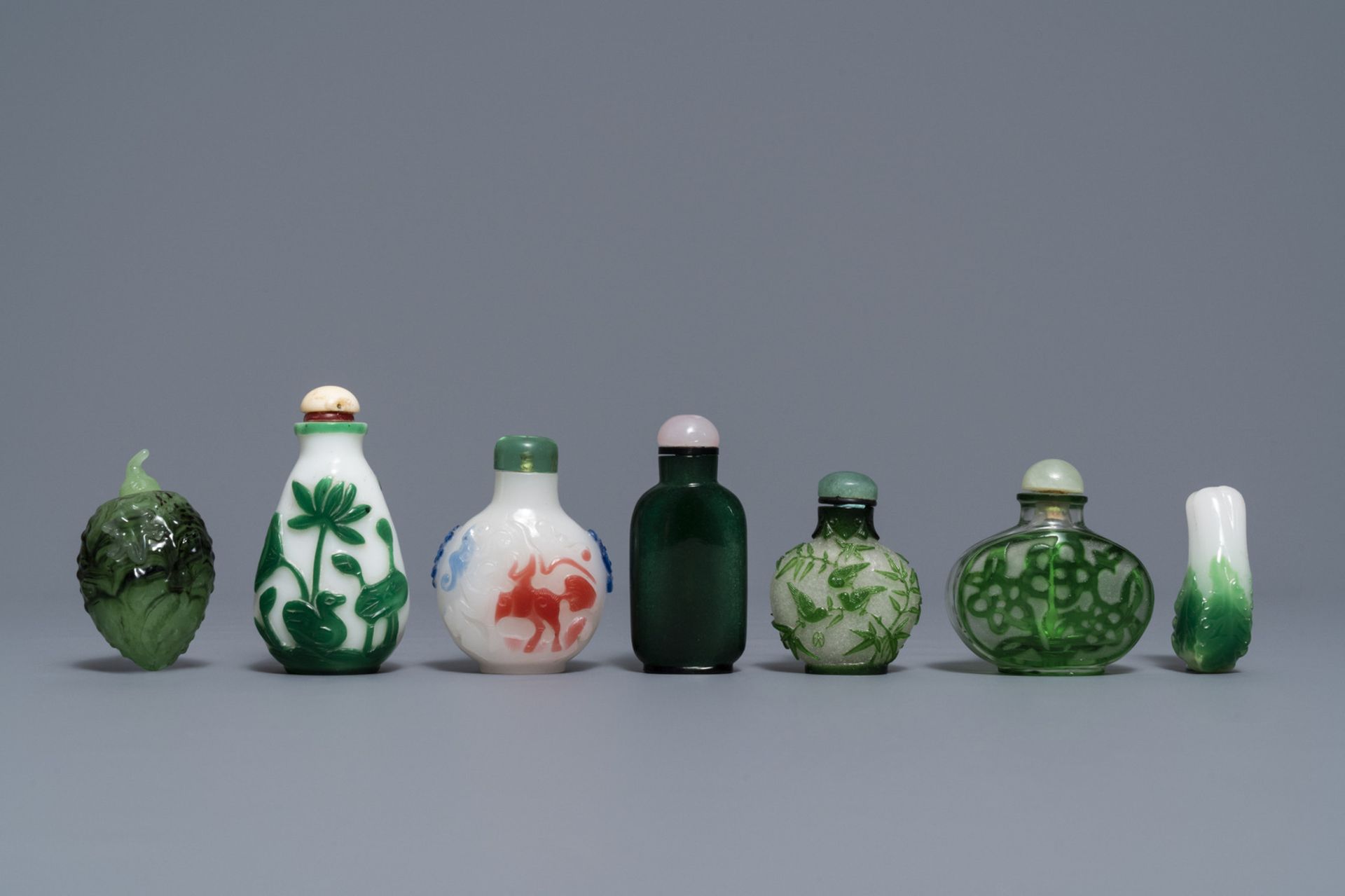 Seven Chinese green overlay snowflake and moulded green glass snuff bottles, 19/20th C.