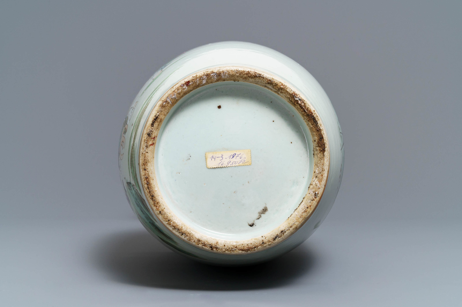 A Chinese famille rose two-sided design vase, 19/20th C. - Image 6 of 6