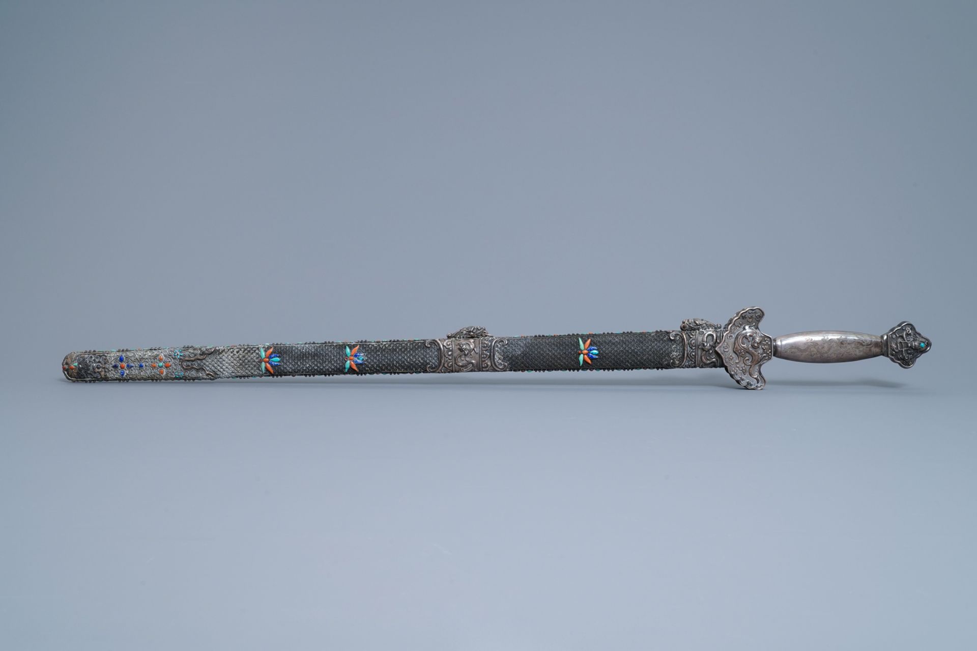 A Chinese coral-, lapis lazuli- and turquoise-inlaid silver sword, 19th C. - Image 2 of 12