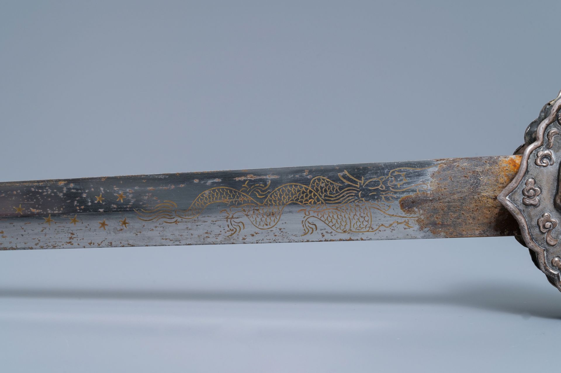 A Chinese coral-, lapis lazuli- and turquoise-inlaid silver sword, 19th C. - Image 5 of 12