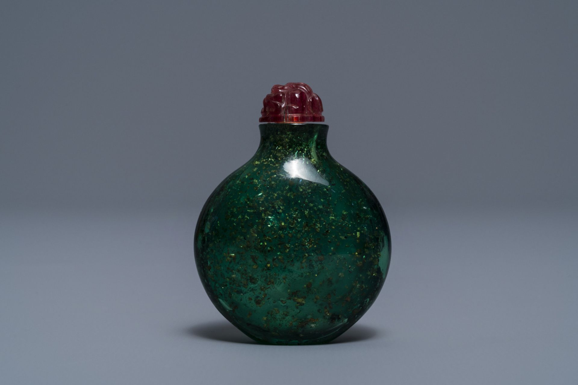 A rare Chinese biotite-sandwiched green glass snuff bottle, Imperial Glassworks, Beijing, 1720-1840 - Image 2 of 4