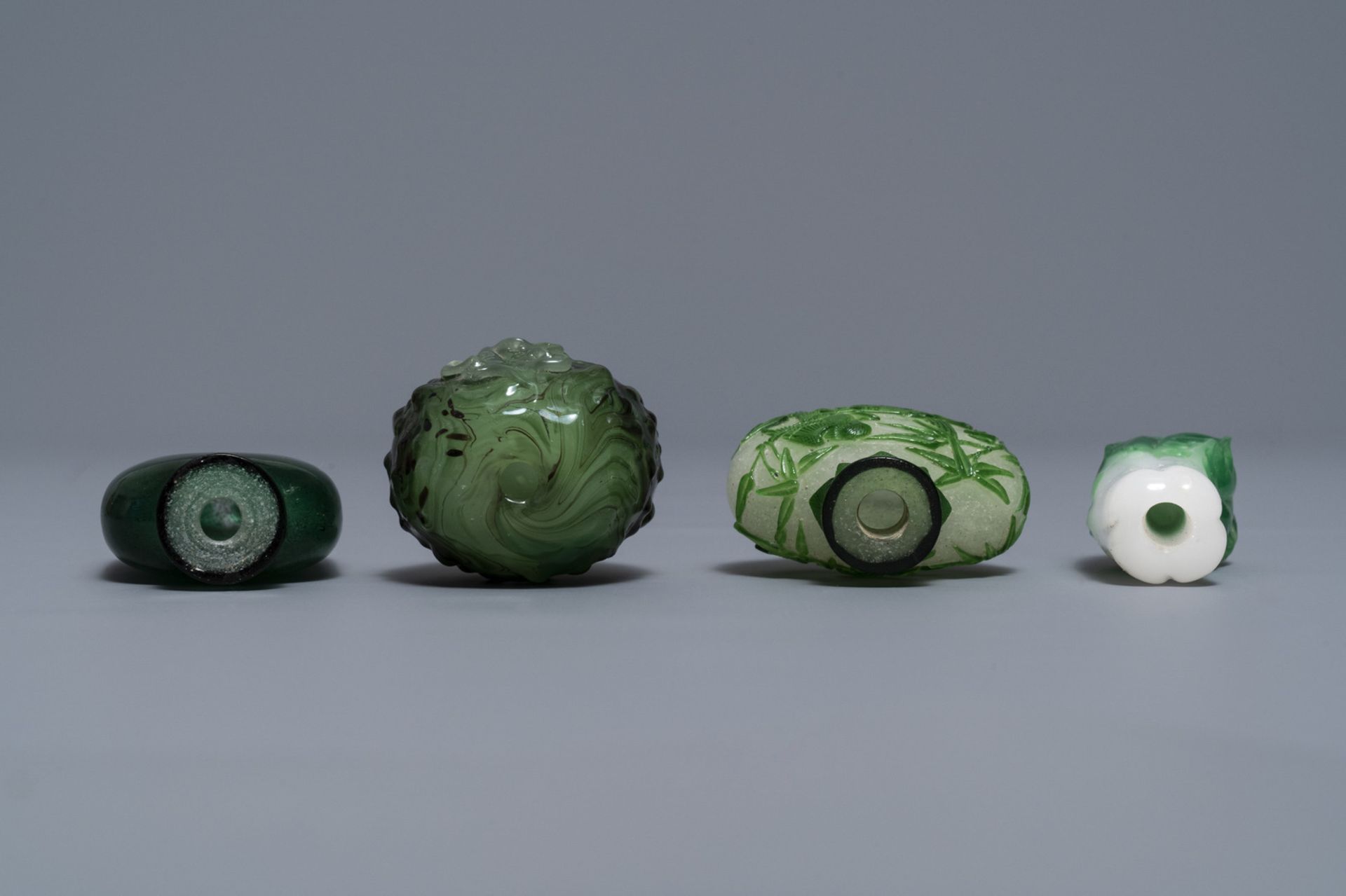 Seven Chinese green overlay snowflake and moulded green glass snuff bottles, 19/20th C. - Image 5 of 6