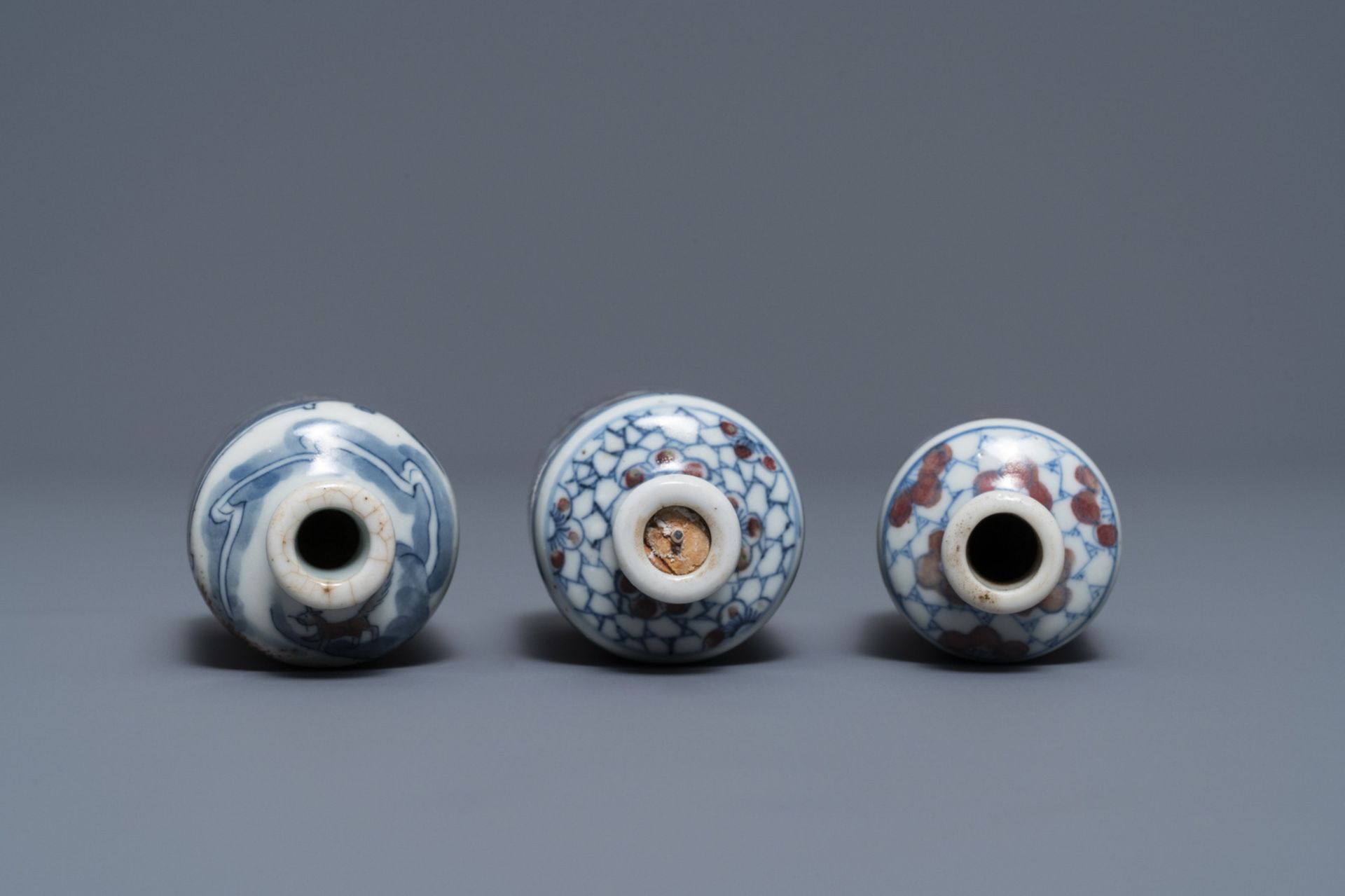 Three Chinese blue, white and underglaze red snuff bottles, Yongzheng marks, 18/19th C. - Image 3 of 4