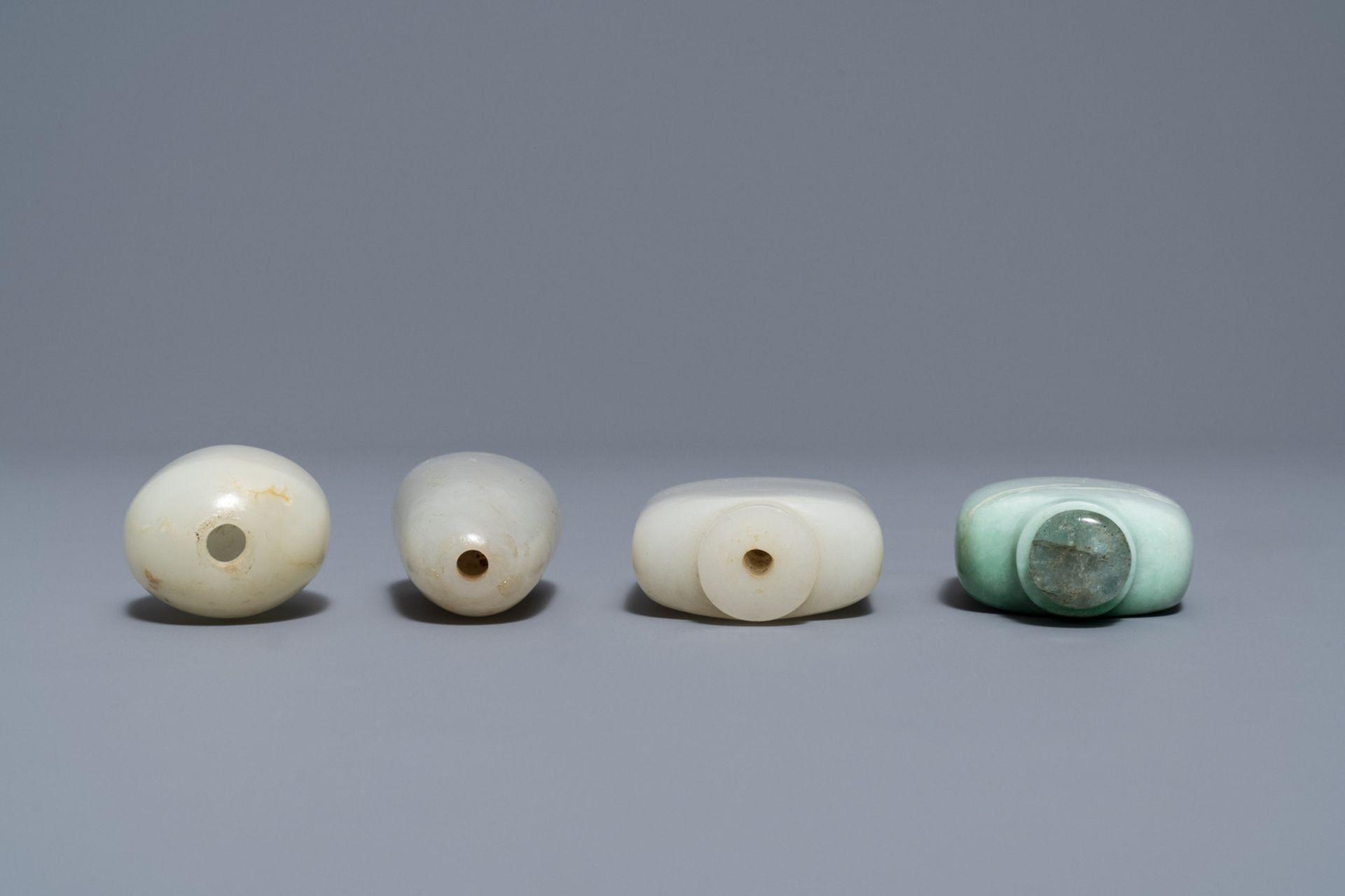 Four Chinese white and celadon jade snuff bottles, 19/20th C. - Image 3 of 4