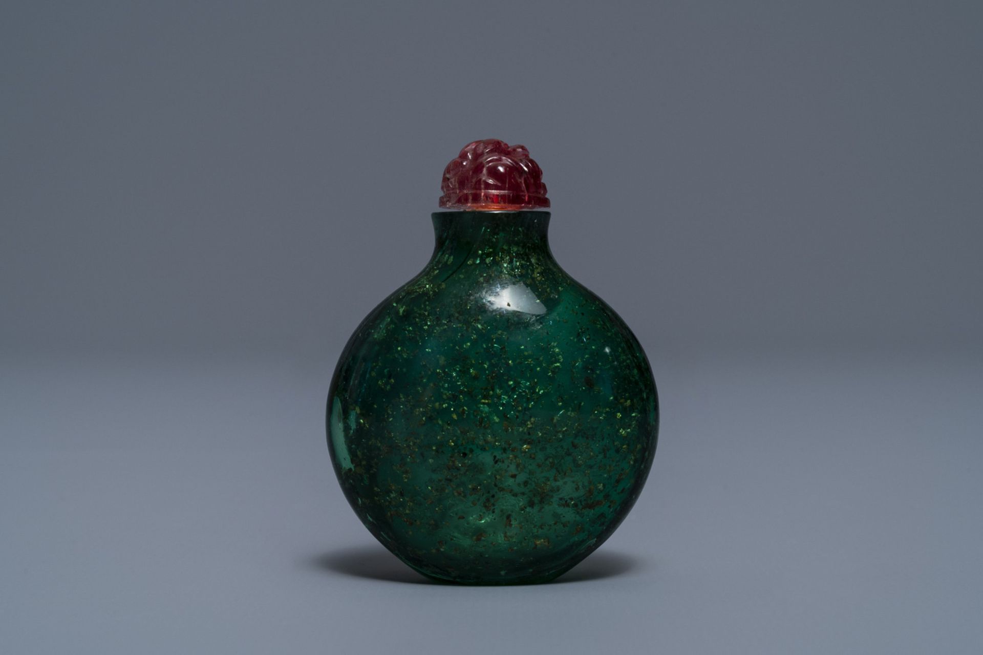 A rare Chinese biotite-sandwiched green glass snuff bottle, Imperial Glassworks, Beijing, 1720-1840