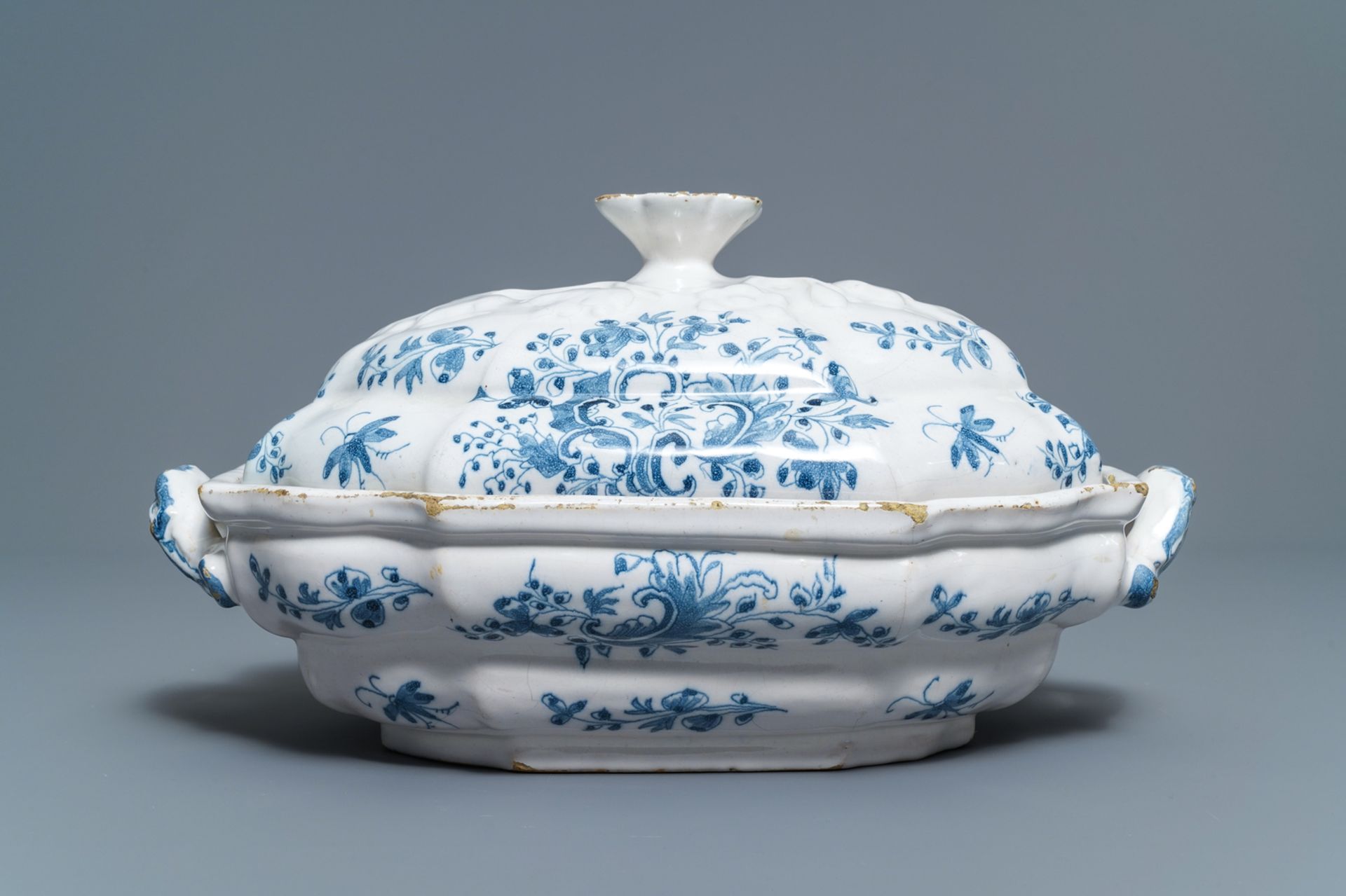 A blue and white Brussels faience tureen and cover, 18th C. - Image 2 of 7
