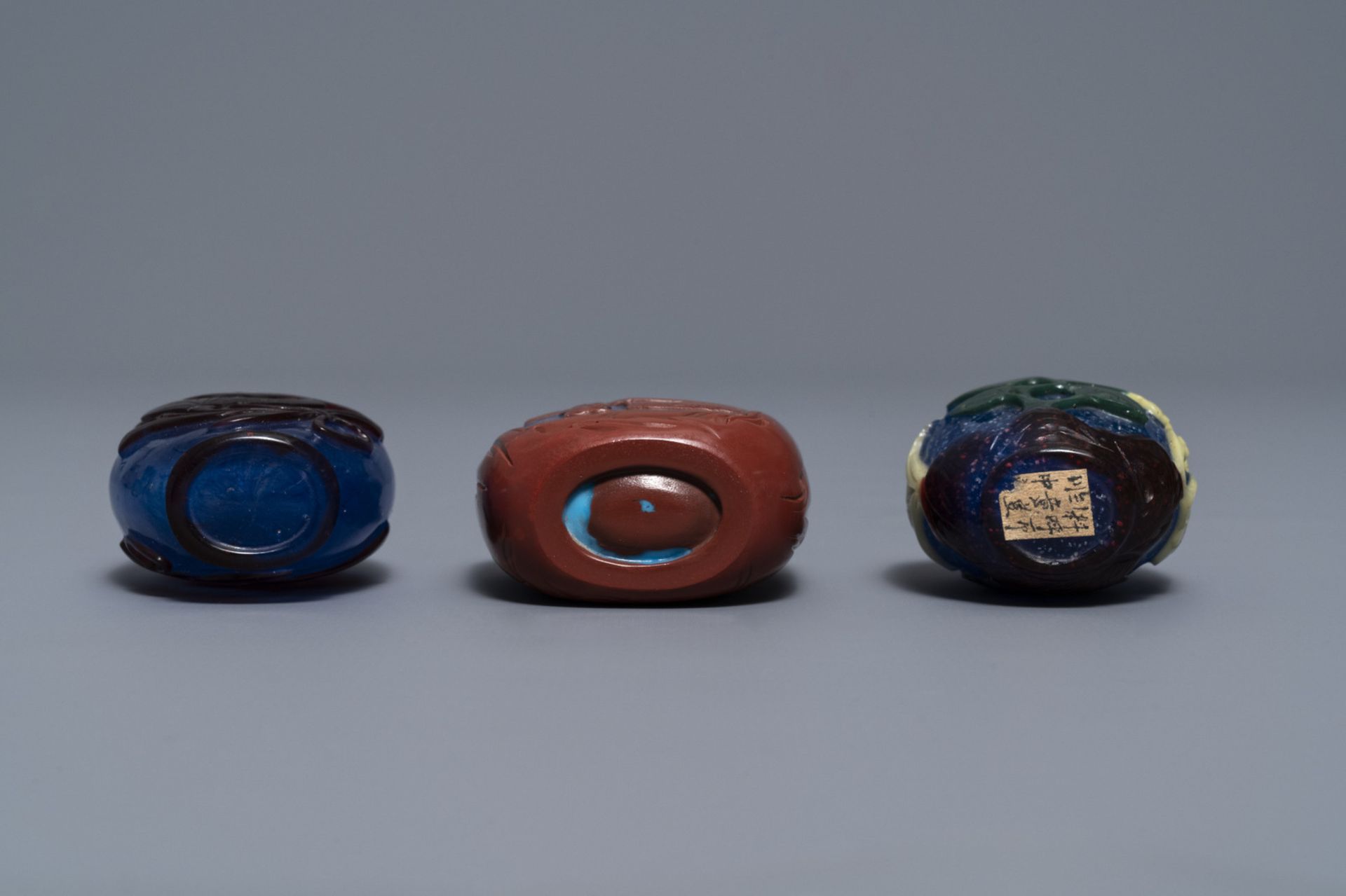 Six Chinese overlay glass snuff bottles, 19/20th C. - Image 5 of 9