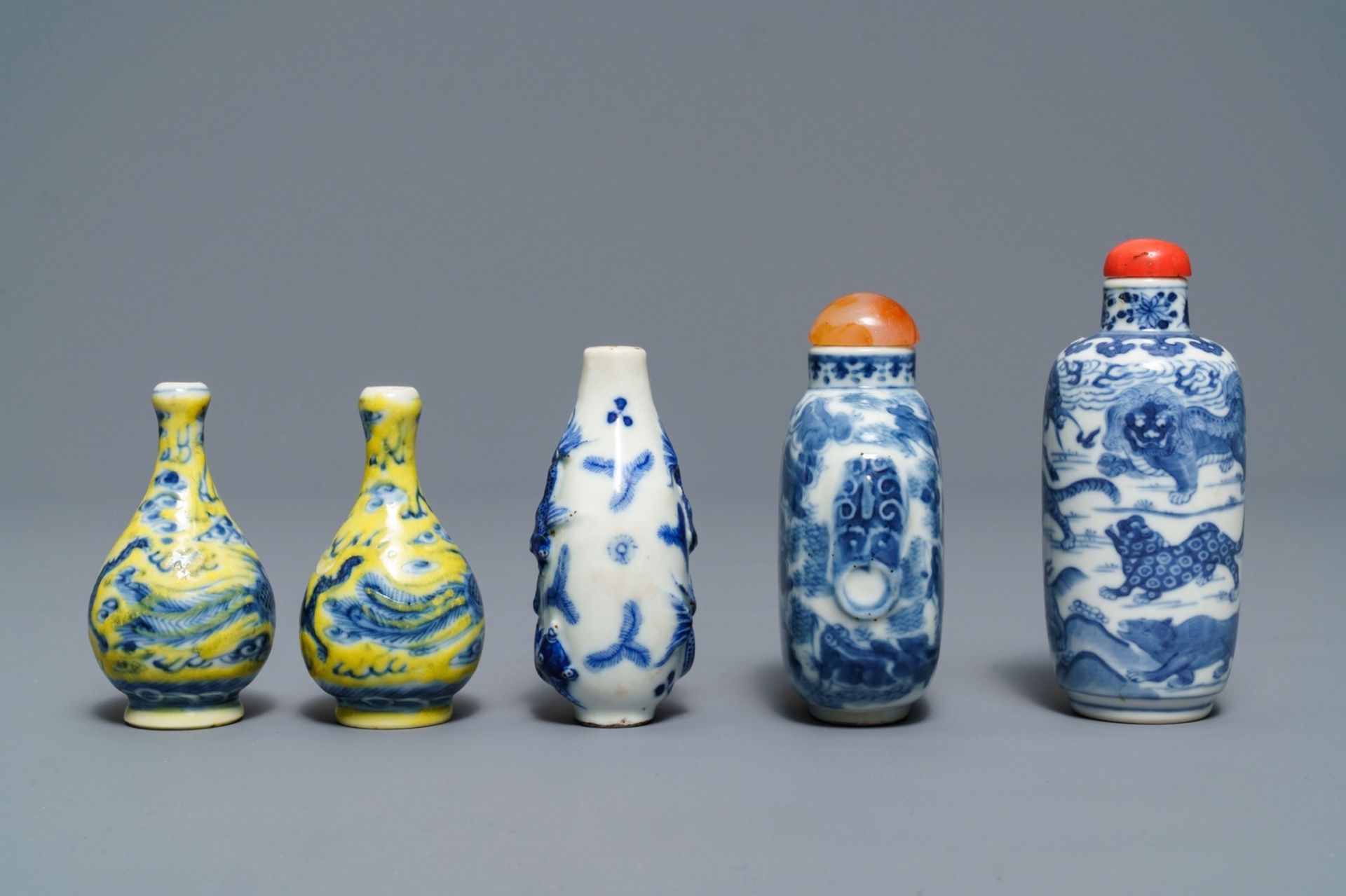 Five Chinese blue, white and yellow-ground porcelain snuff bottles, 19/20th C. - Image 3 of 7