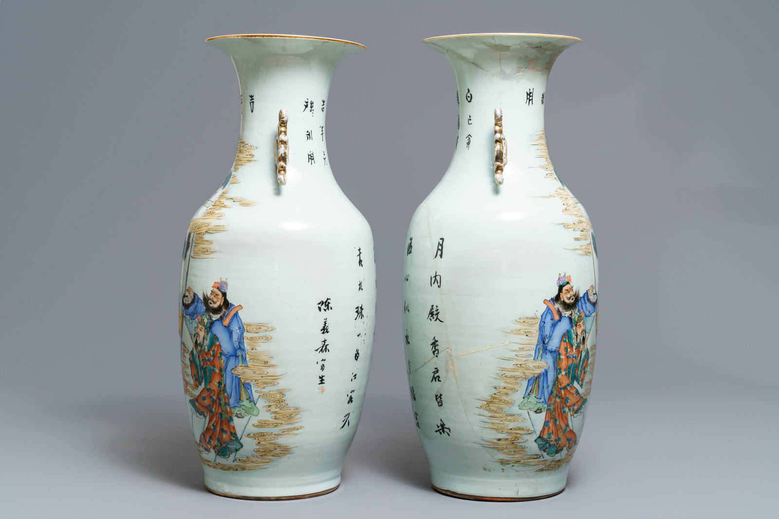 A pair of Chinese famille rose vases with ladies playing music, 19/20th C. - Image 2 of 6