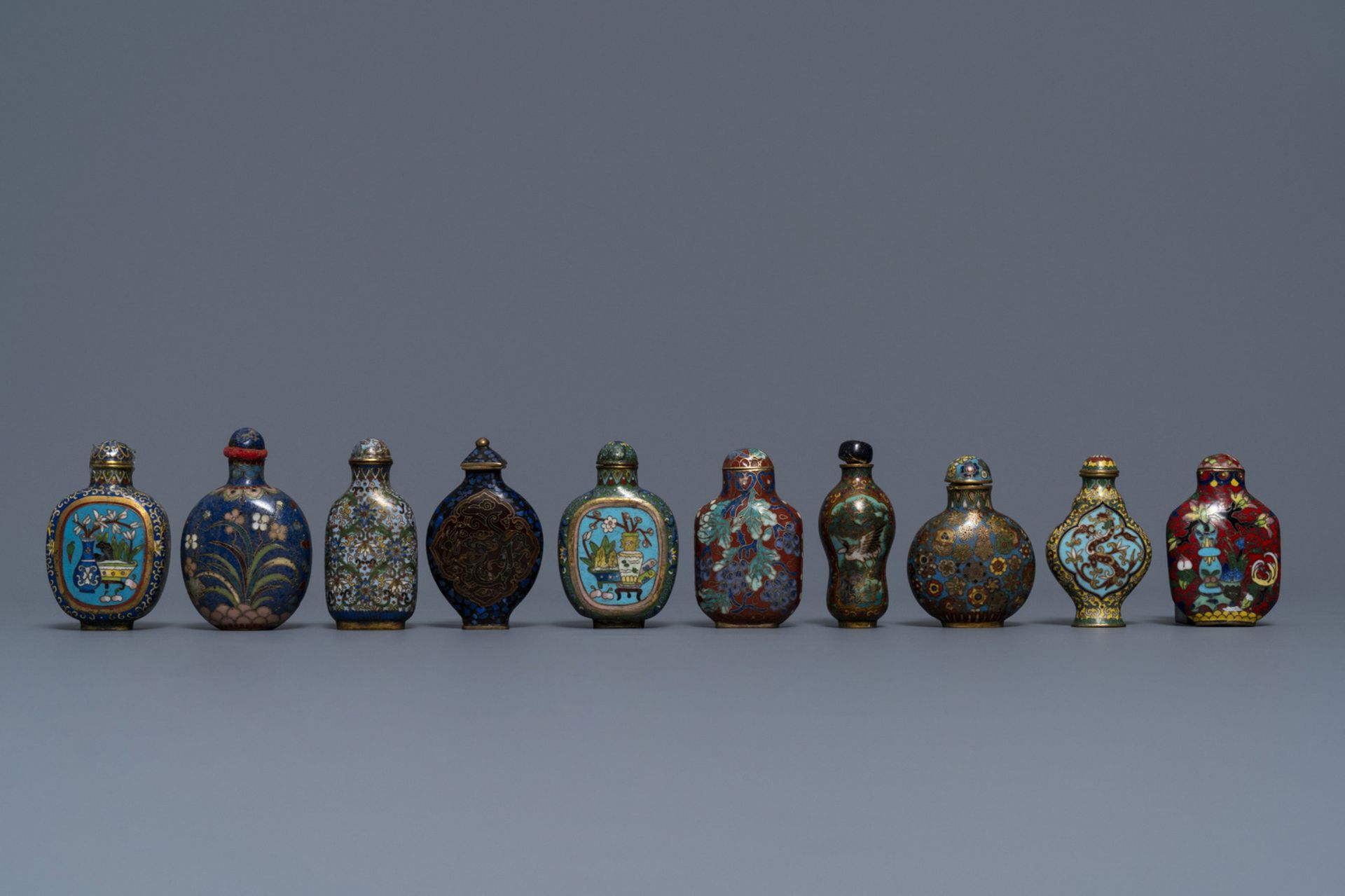 Ten Chinese cloisonnŽ snuff bottles, 19/20th C.