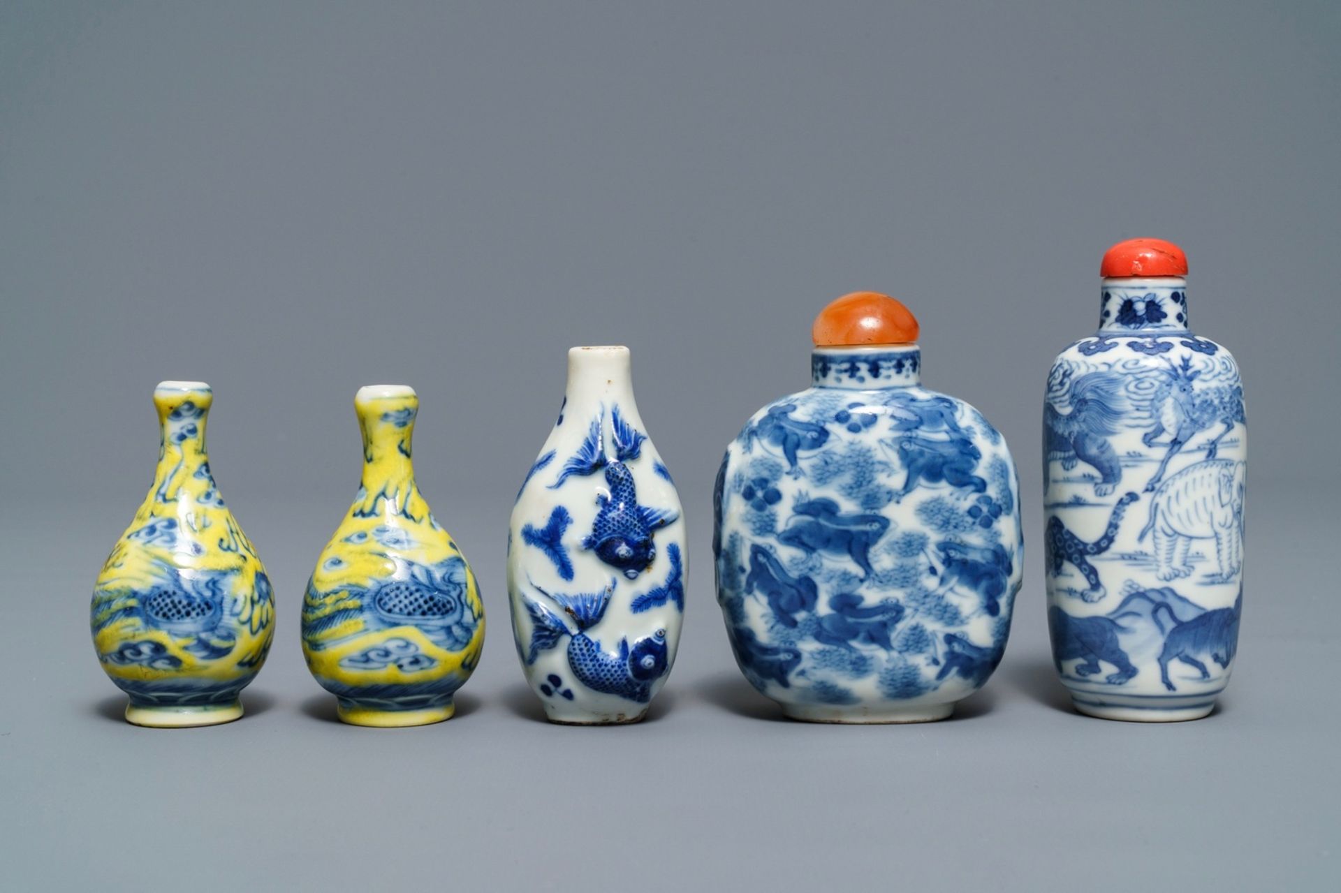 Five Chinese blue, white and yellow-ground porcelain snuff bottles, 19/20th C. - Image 4 of 7