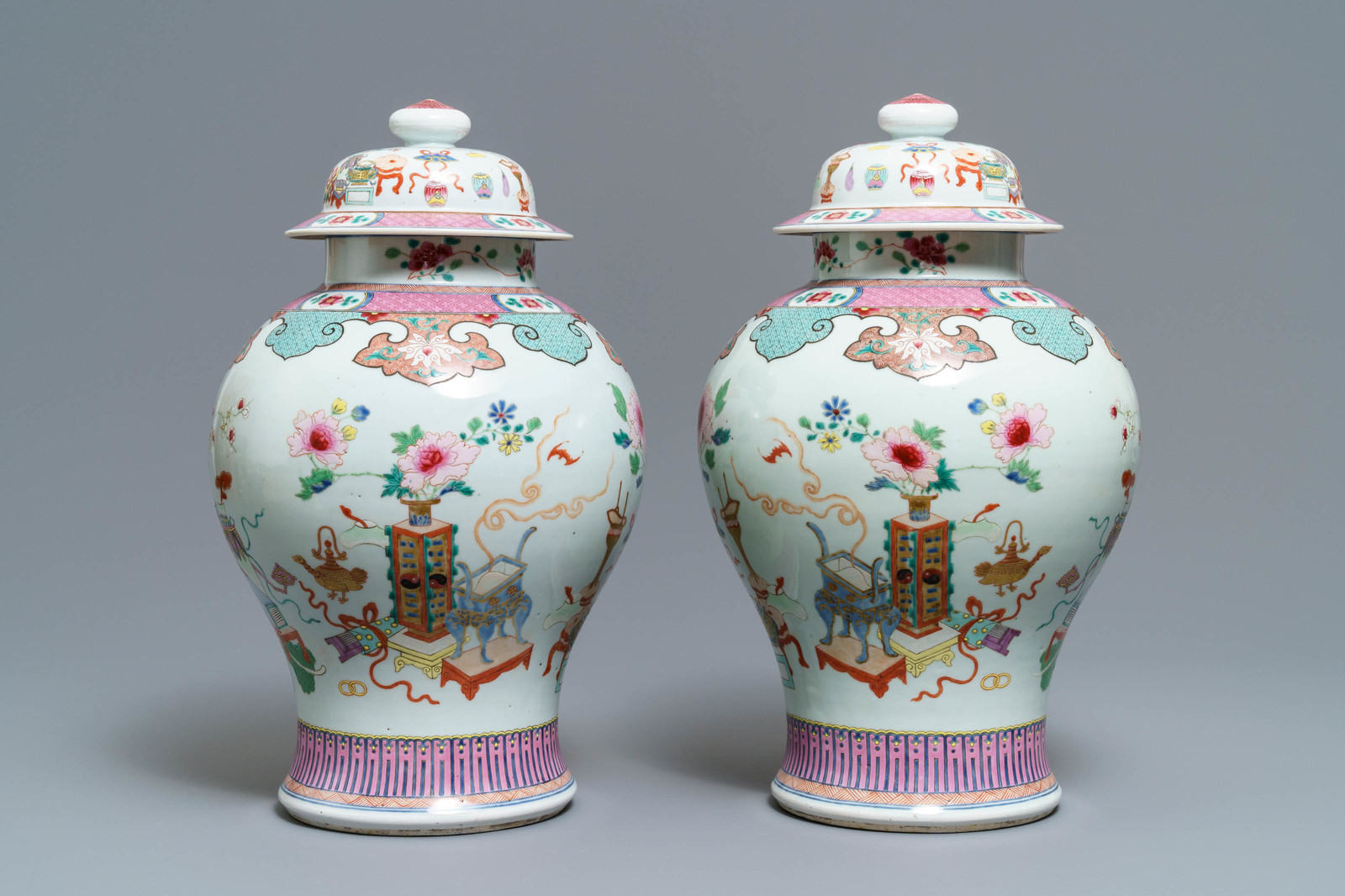 A pair of Chinese famille rose vases and covers with antiquities design, 18/19th C.