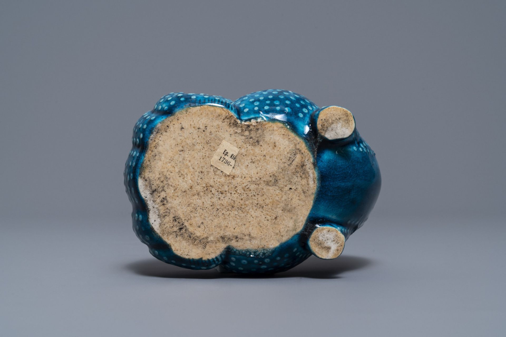 A Chinese turquoise glazed model of a toad, a cat & a blue and white snuff bottle, Kangxi & 19th C. - Image 7 of 19