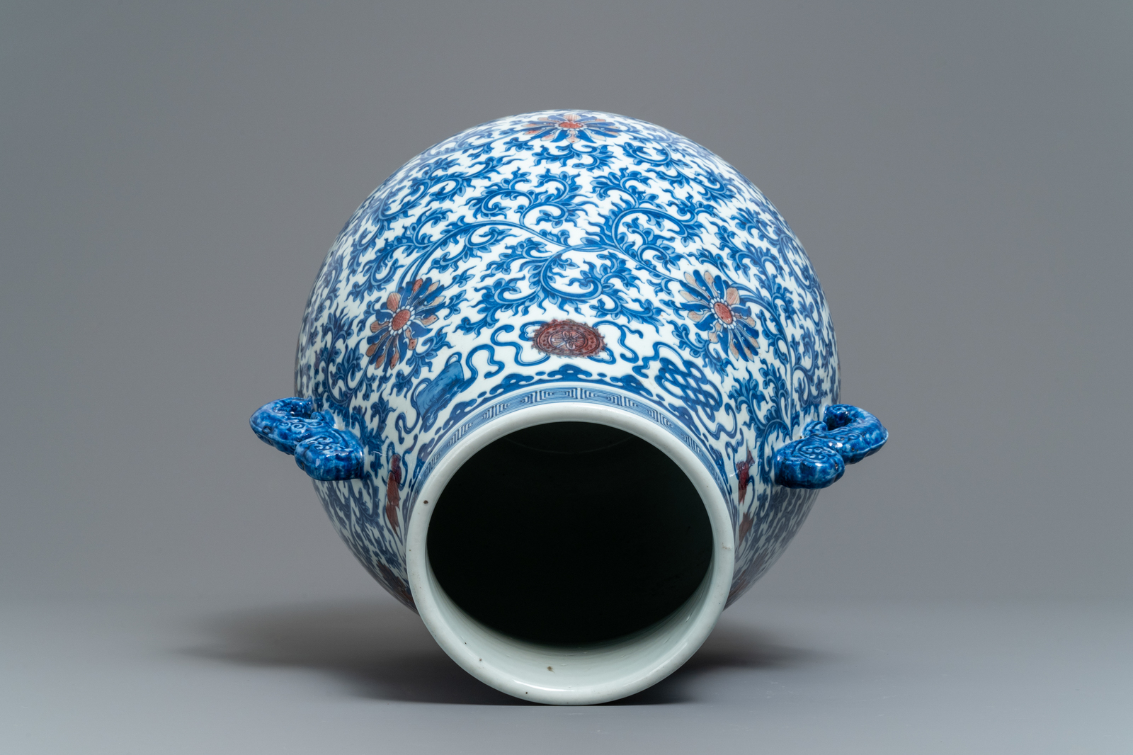 A Chinese blue, white and copper red 'hu' vase, Qianlong mark, 19/20th C. - Image 6 of 6