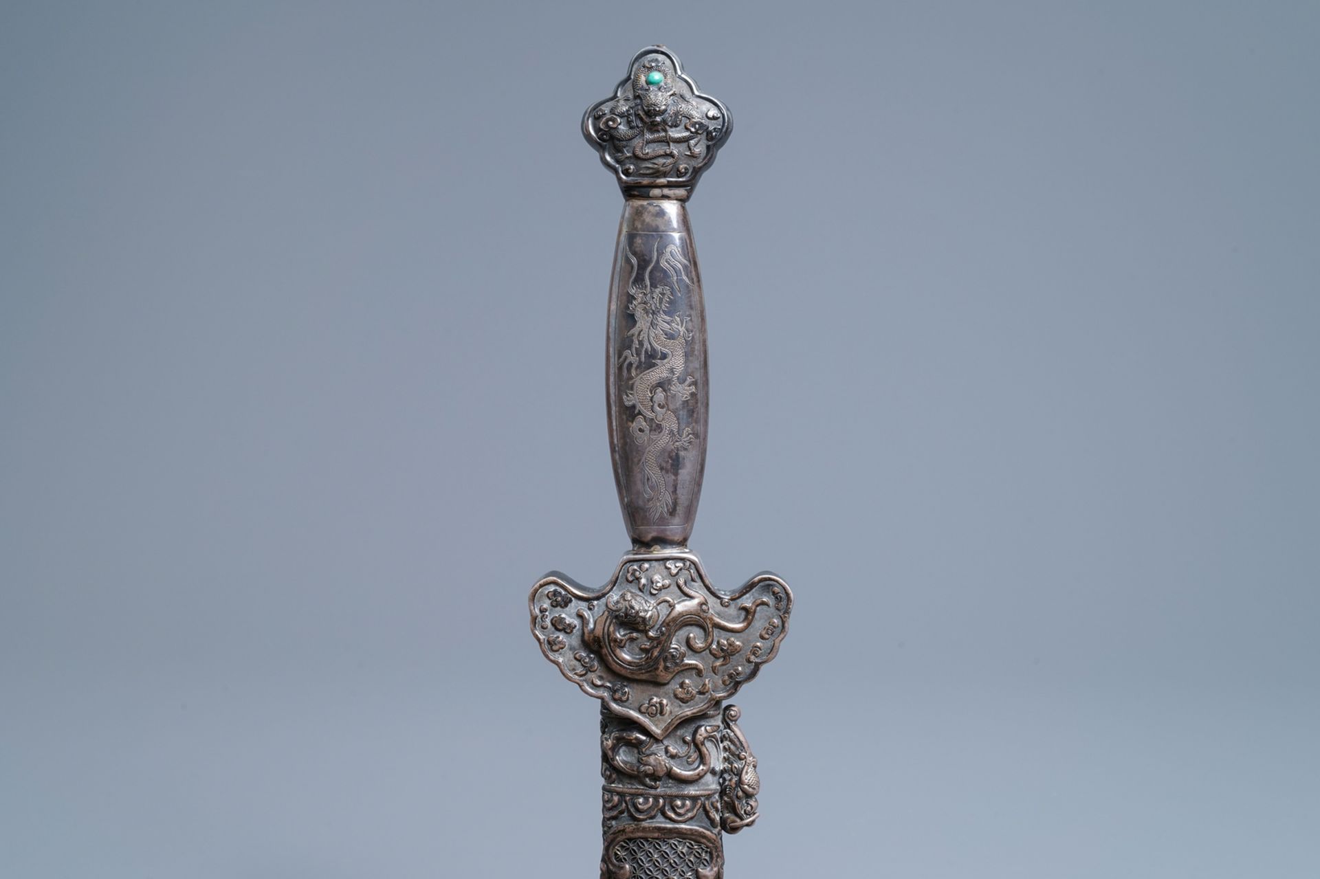 A Chinese coral-, lapis lazuli- and turquoise-inlaid silver sword, 19th C. - Image 11 of 12