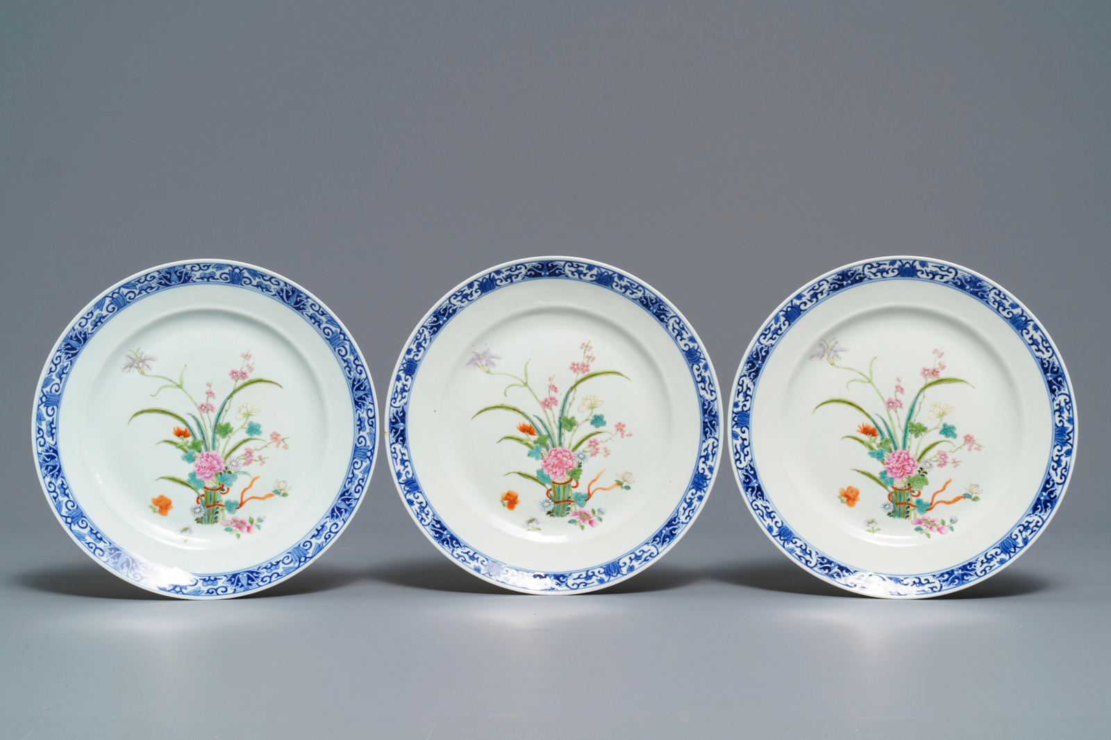 A fine Chinese famille rose dish and three floral plates, 19/20th C. - Image 4 of 5