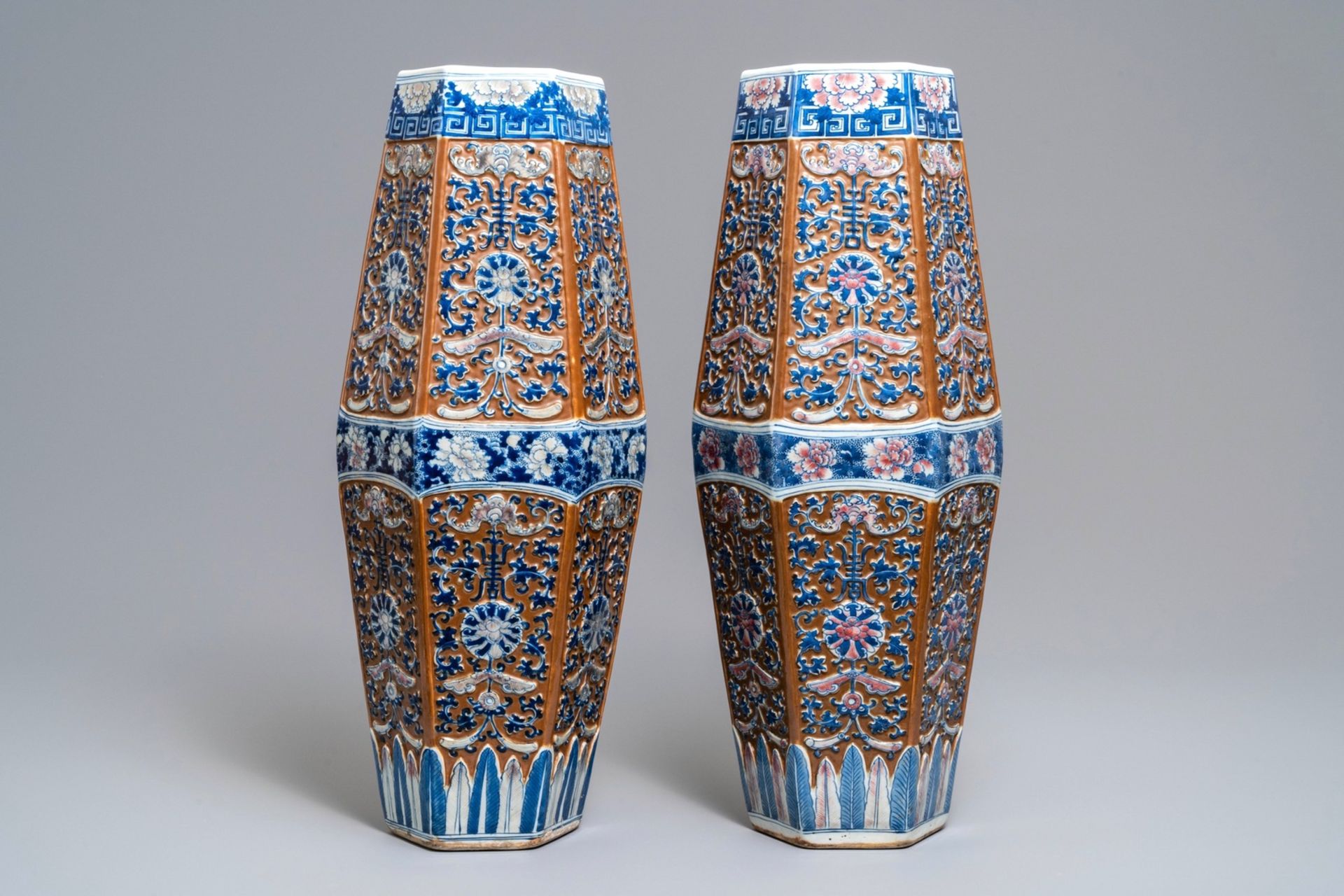 A pair of rare Chinese hexagonal brown-ground blue, white and iron red vases, 19th C. - Image 6 of 9
