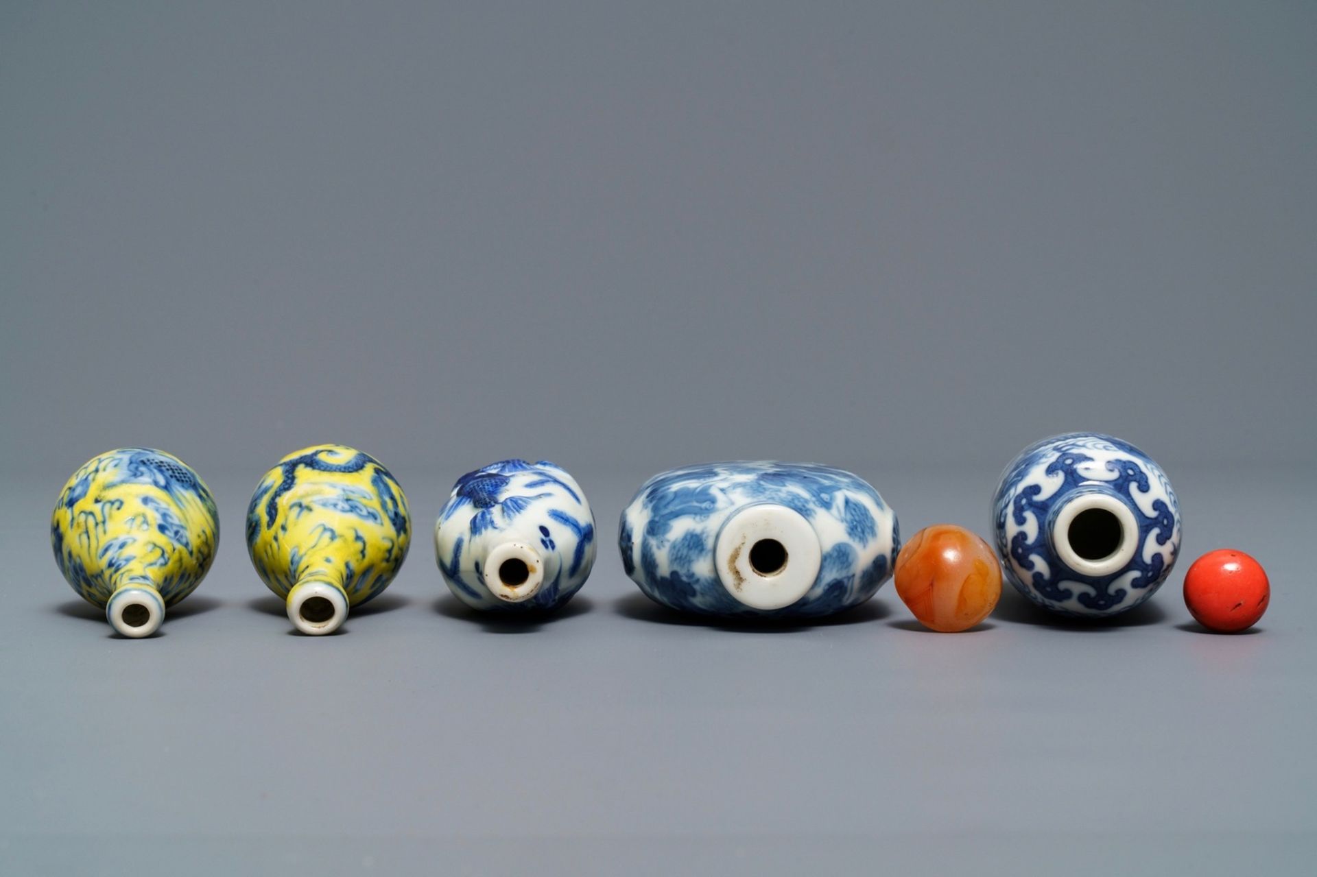 Five Chinese blue, white and yellow-ground porcelain snuff bottles, 19/20th C. - Image 7 of 7