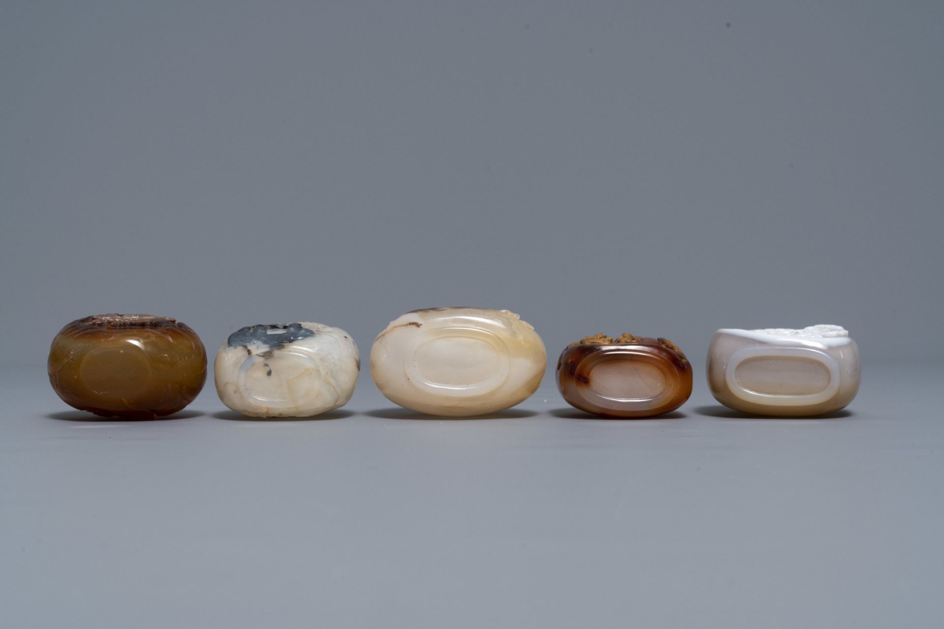 Ten Chinese carved agate snuff bottles, 19/20th C. - Image 5 of 9