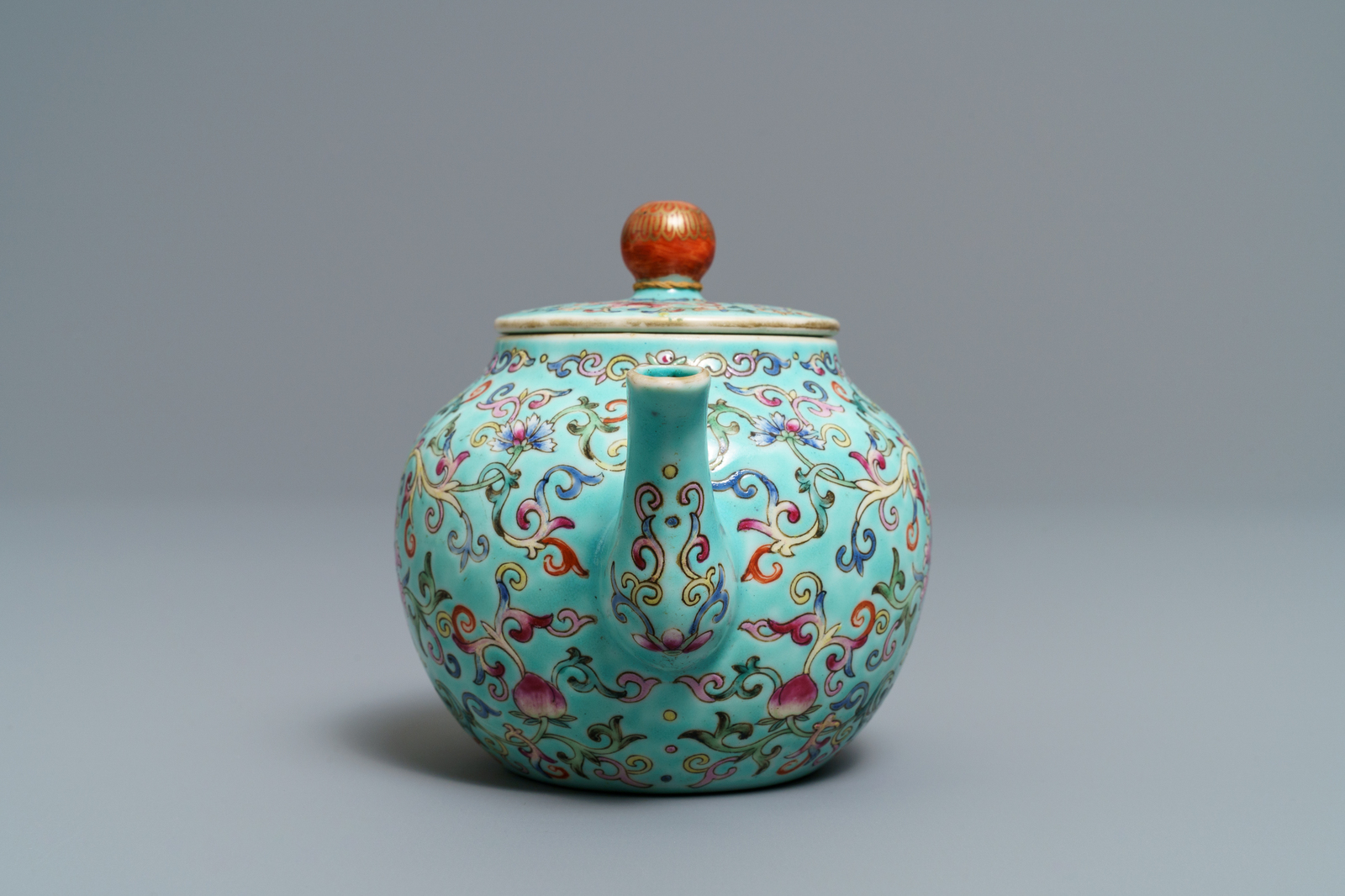A Chinese turquoise-ground famille rose teapot, Jiaqing mark, Republic, 20th C. - Image 3 of 7