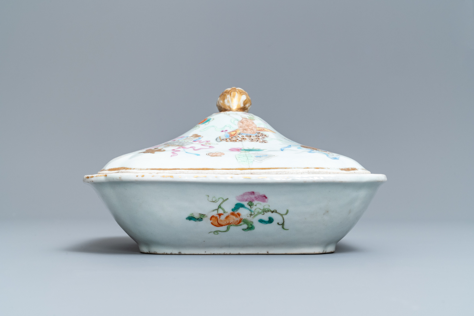 A 9-piece Chinese famille rose service with antiquities design, Jiaqing/Daoguang - Image 11 of 15