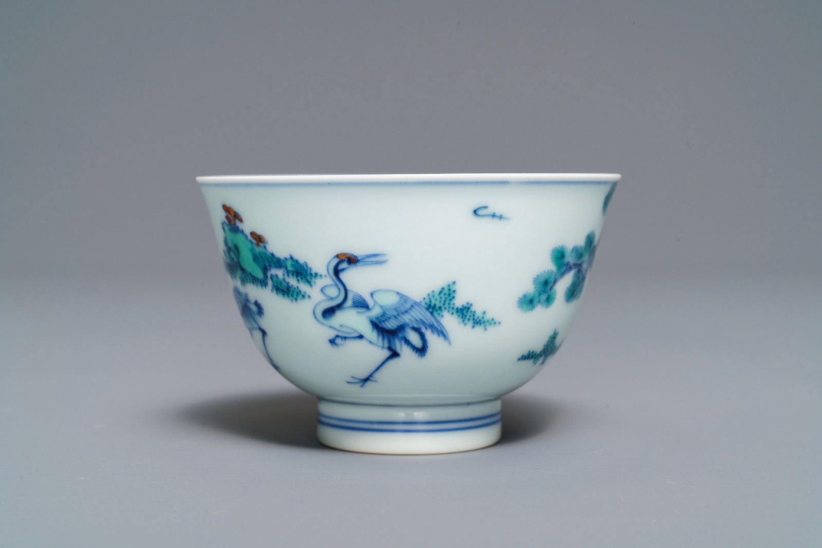 A Chinese doucai bowl with figures in a landscape, Kangxi mark, 19/20th C. - Image 5 of 7