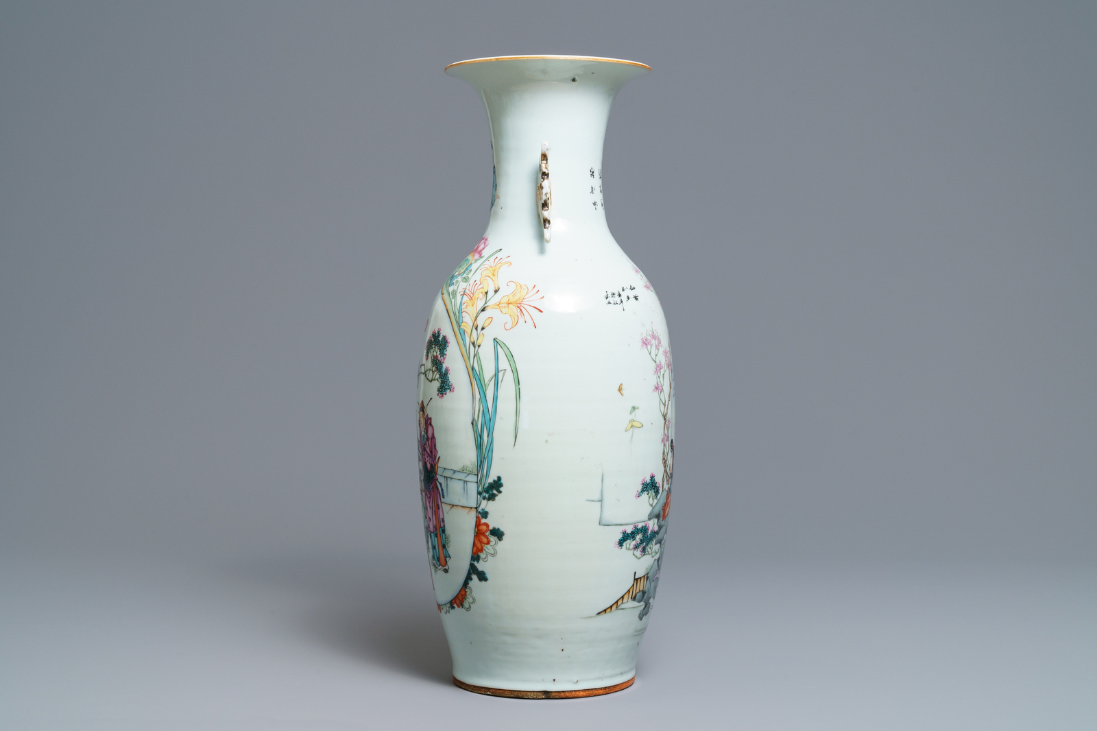 A fine Chinese famille rose two-sided design vase, 19/20th C. - Image 4 of 6