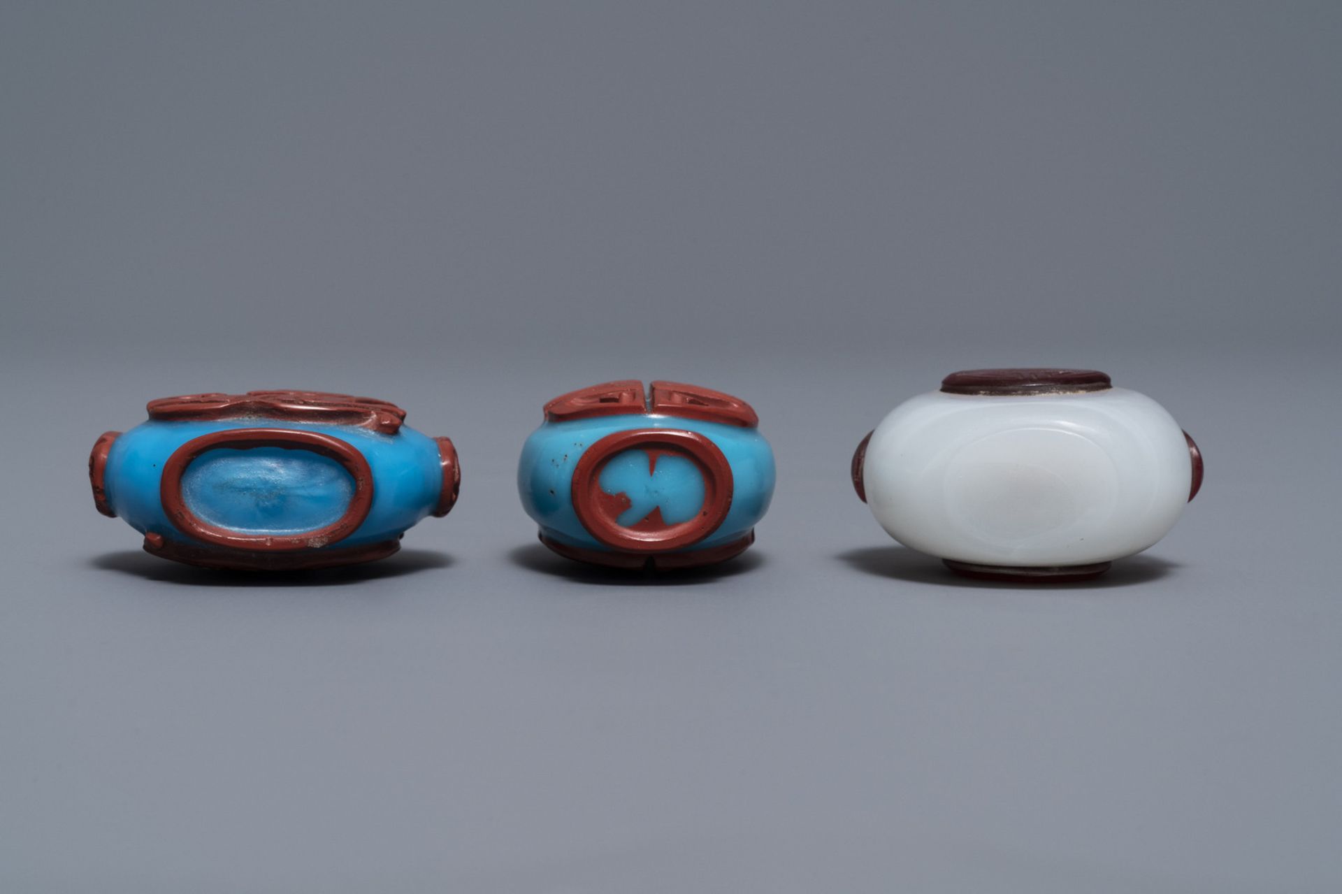 Six Chinese overlay glass snuff bottles, 19/20th C. - Image 9 of 9